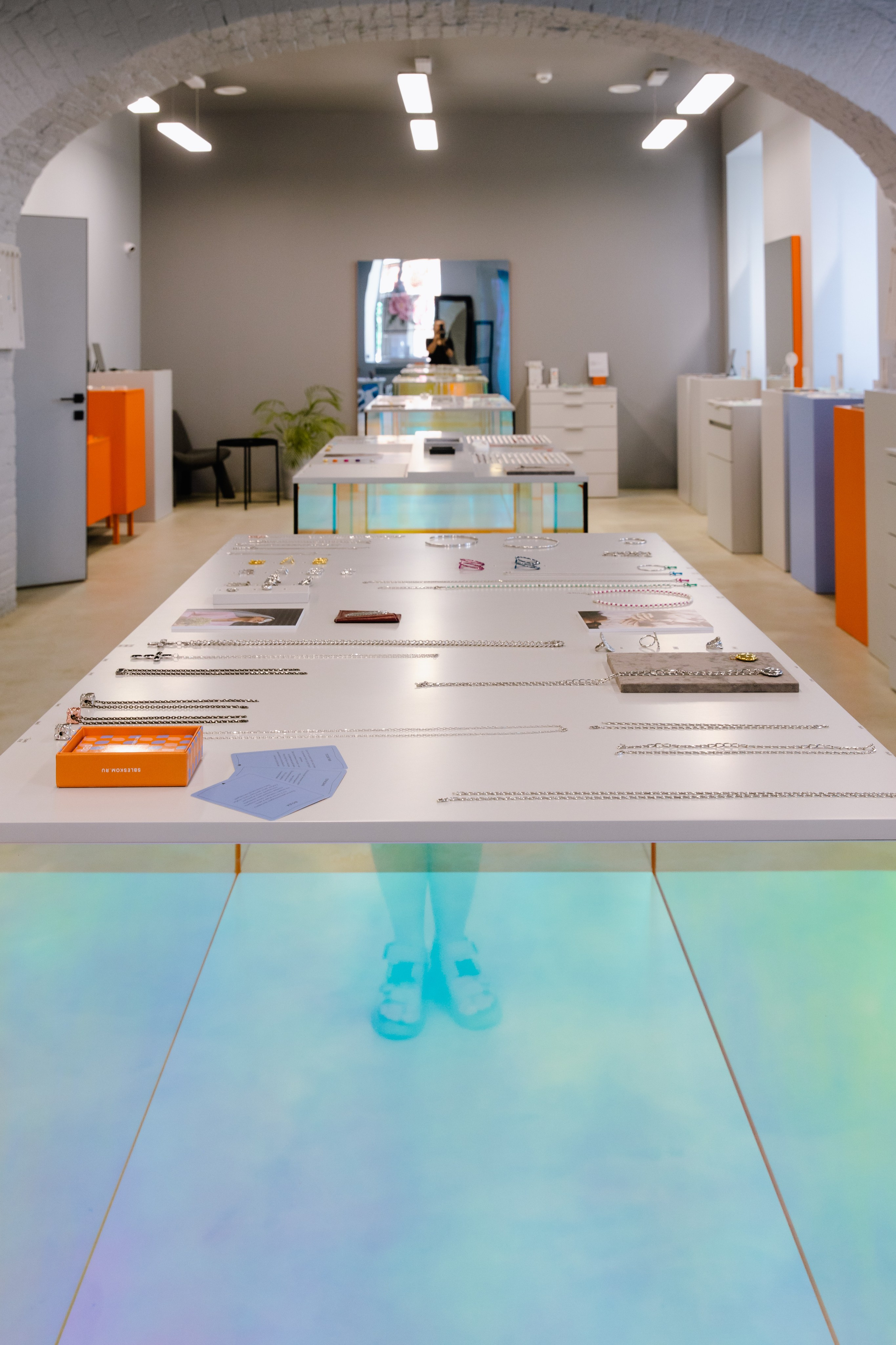 SBLESKOM ​Ювелирный салон Томск Ленина, 72. ГУДРУМ — Мебель на заказ в Томске | Кухни | Шкафы | Стулья и Столы