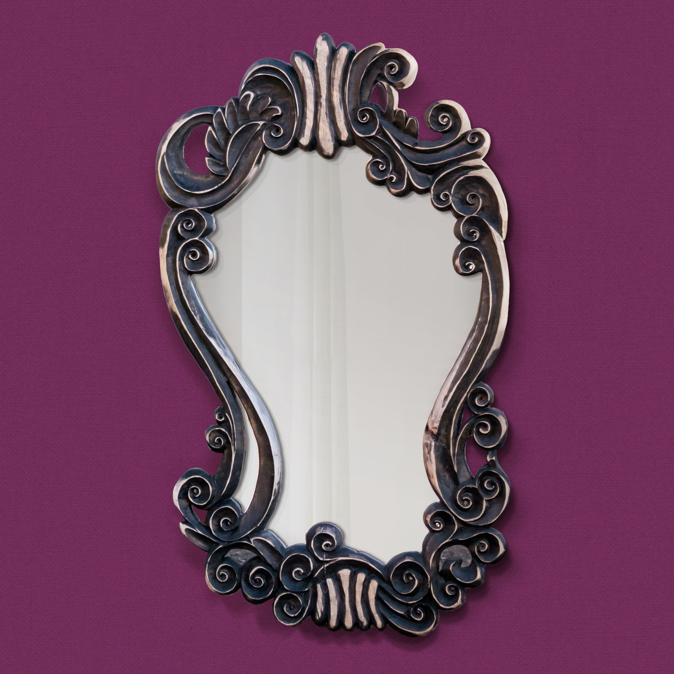 Зеркало в необычной деревянной оправе