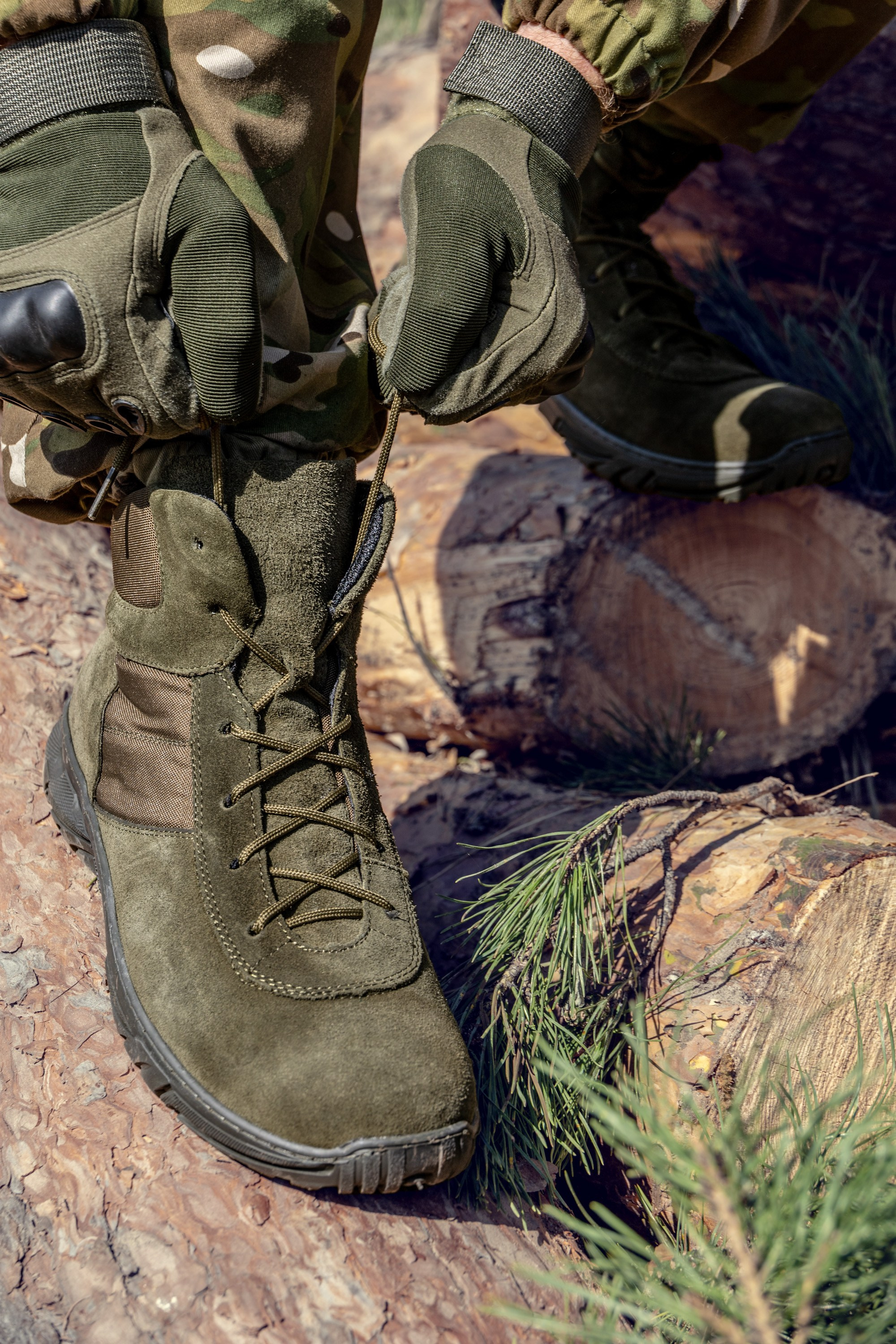 Зеленые берцы в стилизованной композиции | Съемка для каталога