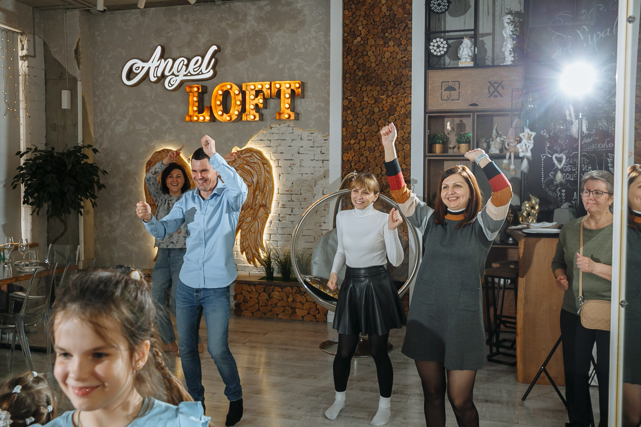 Насте 5 лет, дети играют в Ангел лофт. Событийный фотограф Максим Бескоровайновнов