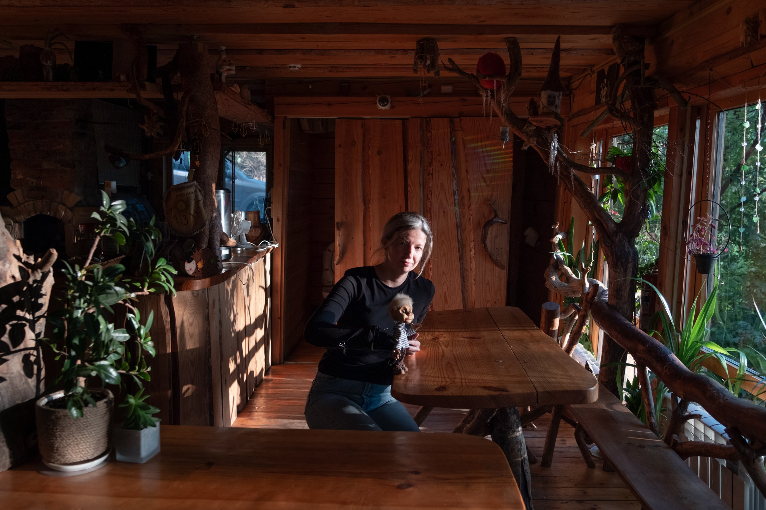 Оля позирует со своей куклой на запястье после спектакля. 2 сентября, 2025.