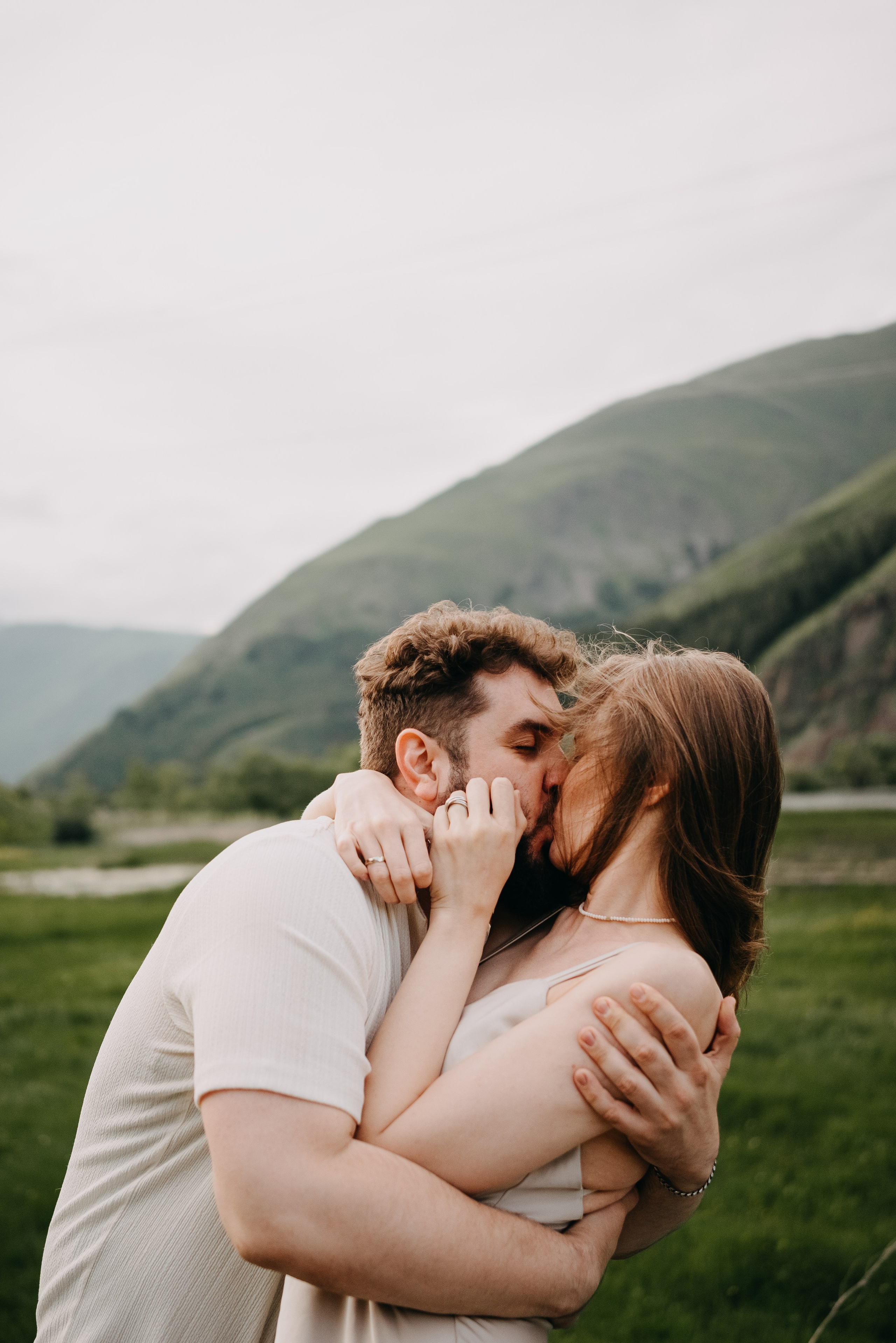 Парная серия в горах Казбеги. Портретный и свадебный фотограф в Тбилиси • xeniqo