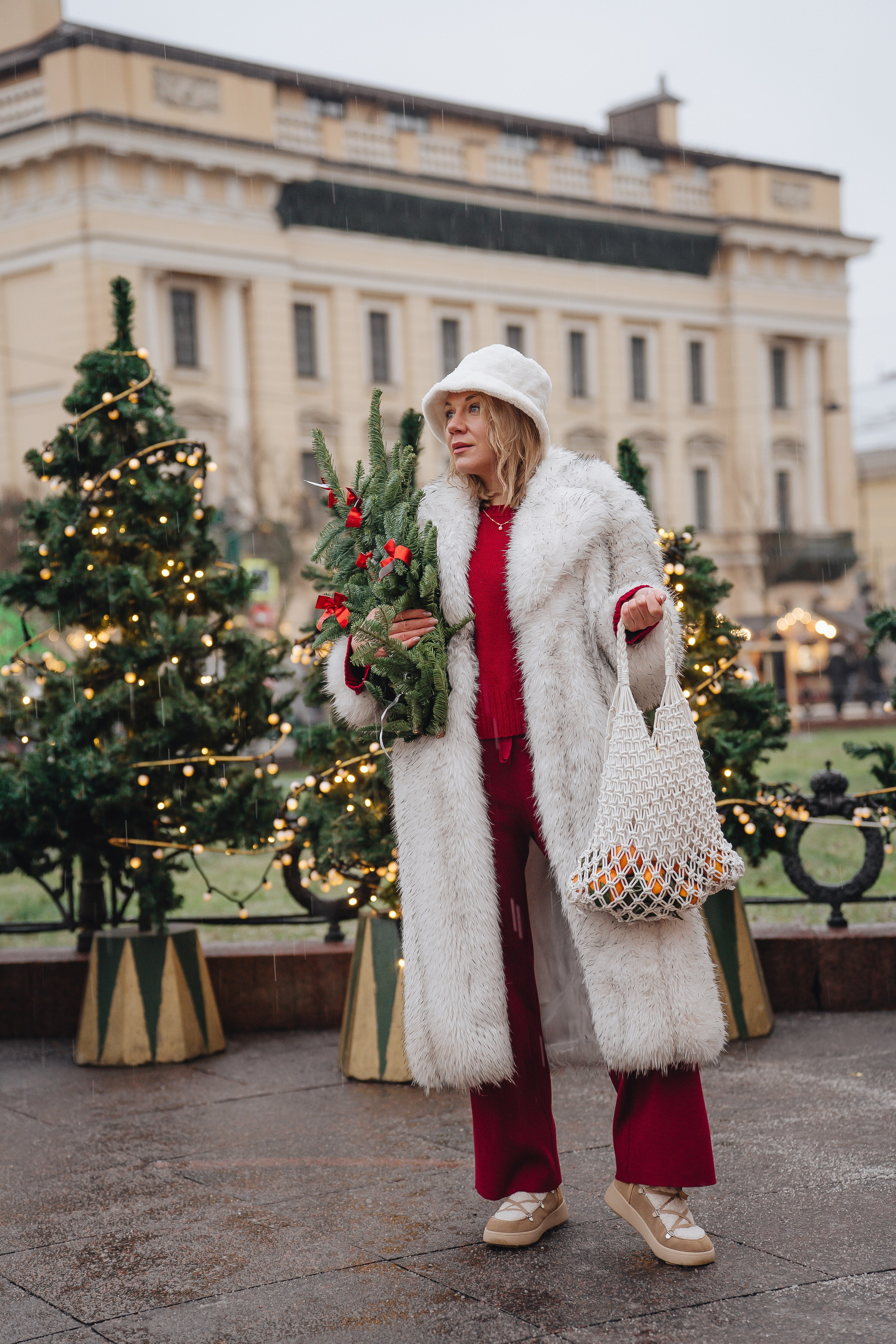 ПРОГУЛКА НА МАНЕЖНОЙ ПЛОЩАДИ ДЛЯ ДЕВУШКИ ПЕРЕД НОВЫМ ГОДОМ (НОВОГОДНЯЯ ФОТОСЕССИИЯ НА МАНЕЖНОЙ ПЛОЩАДИ). Профессиональный фотограф, Санкт-Петербург — Виктория Богомолова