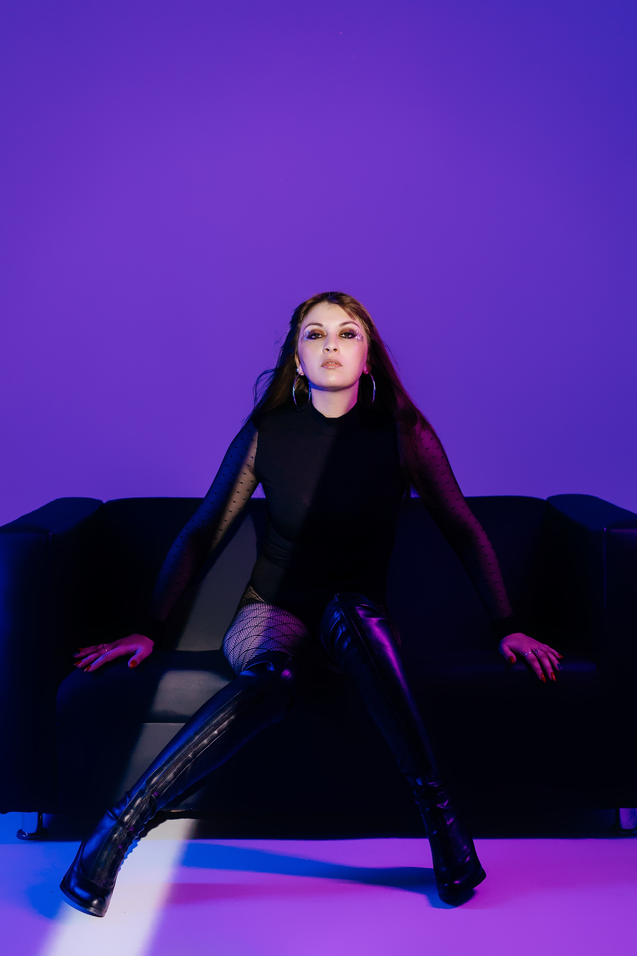 Фотосессия в неоновом свете в фотостудии. Фотограф и видеограф Смоленск | Студия Цезарь