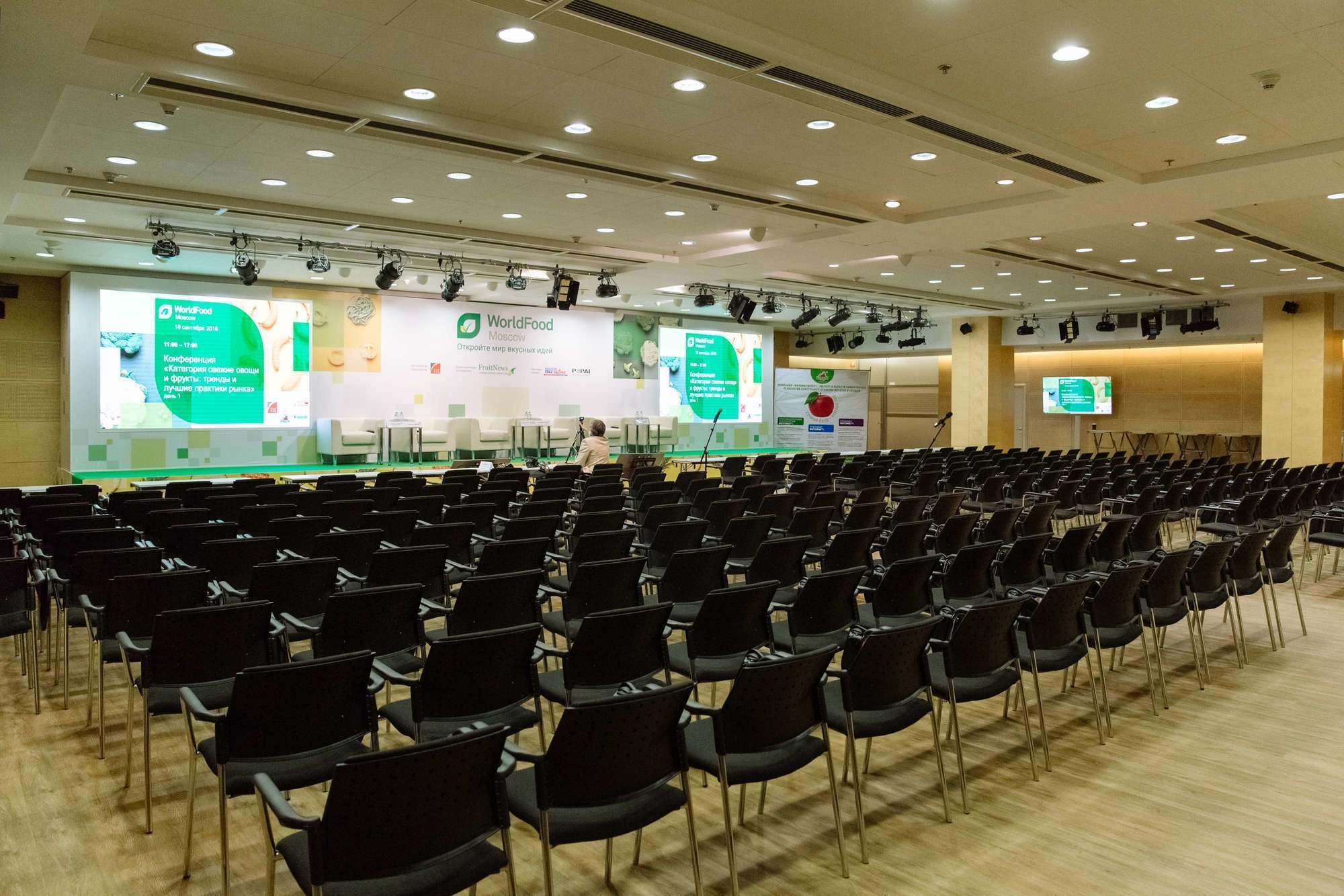 28-я Международная выставка продуктов питания WorldFood Moscow. Свадебный репортажный фотограф в Москве