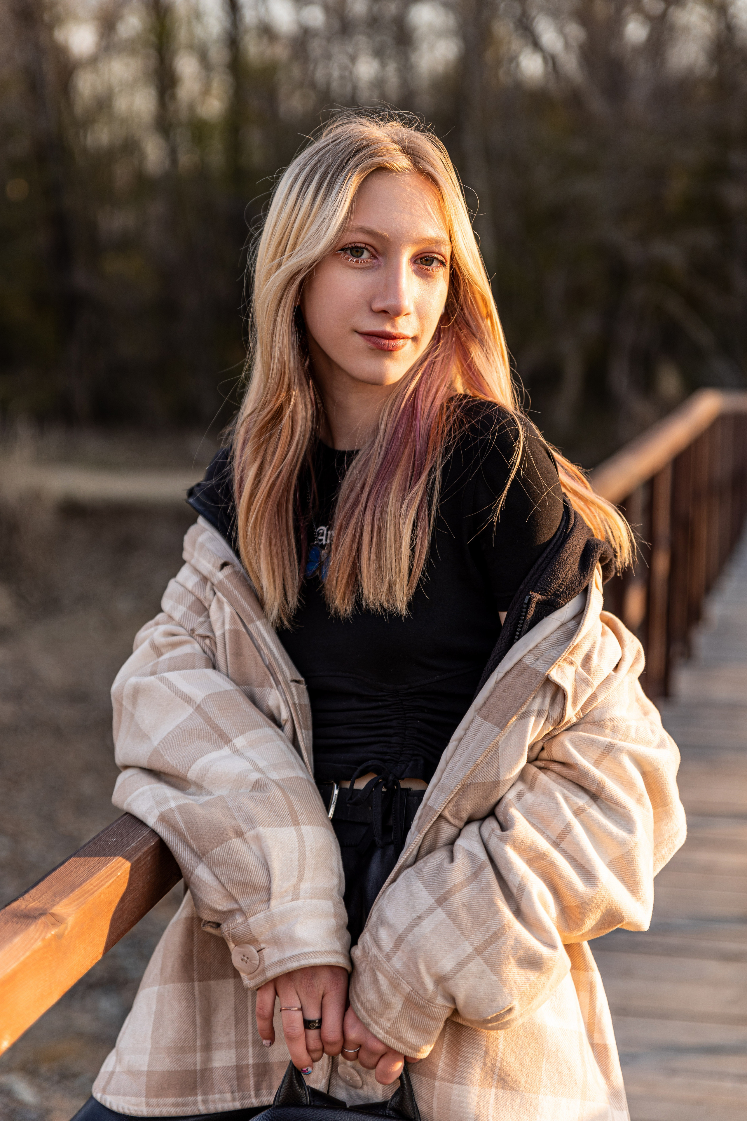 Девушка на мосту на природе, блондинка