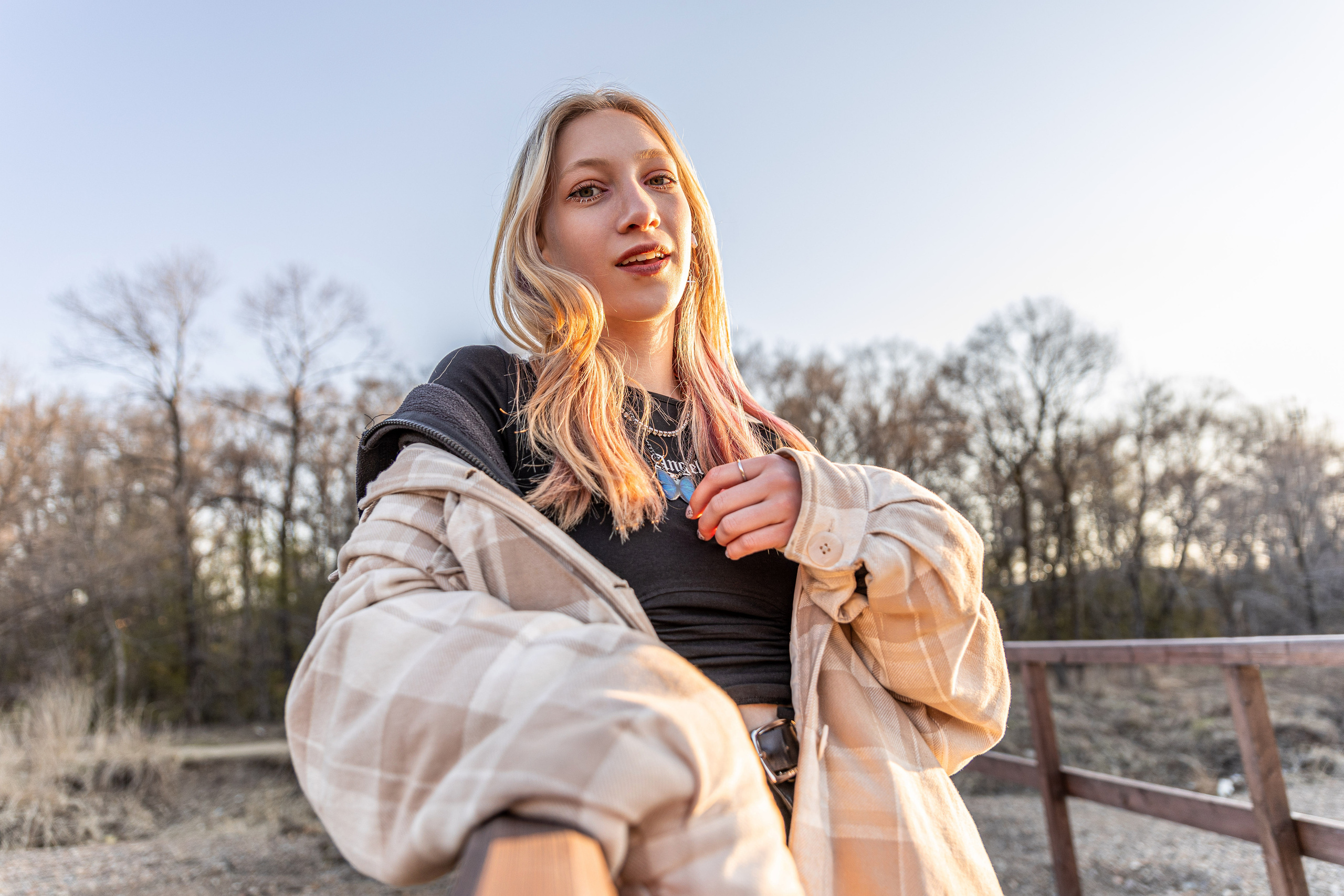 Девушка блондинка на прогулке в оверсайз одежде