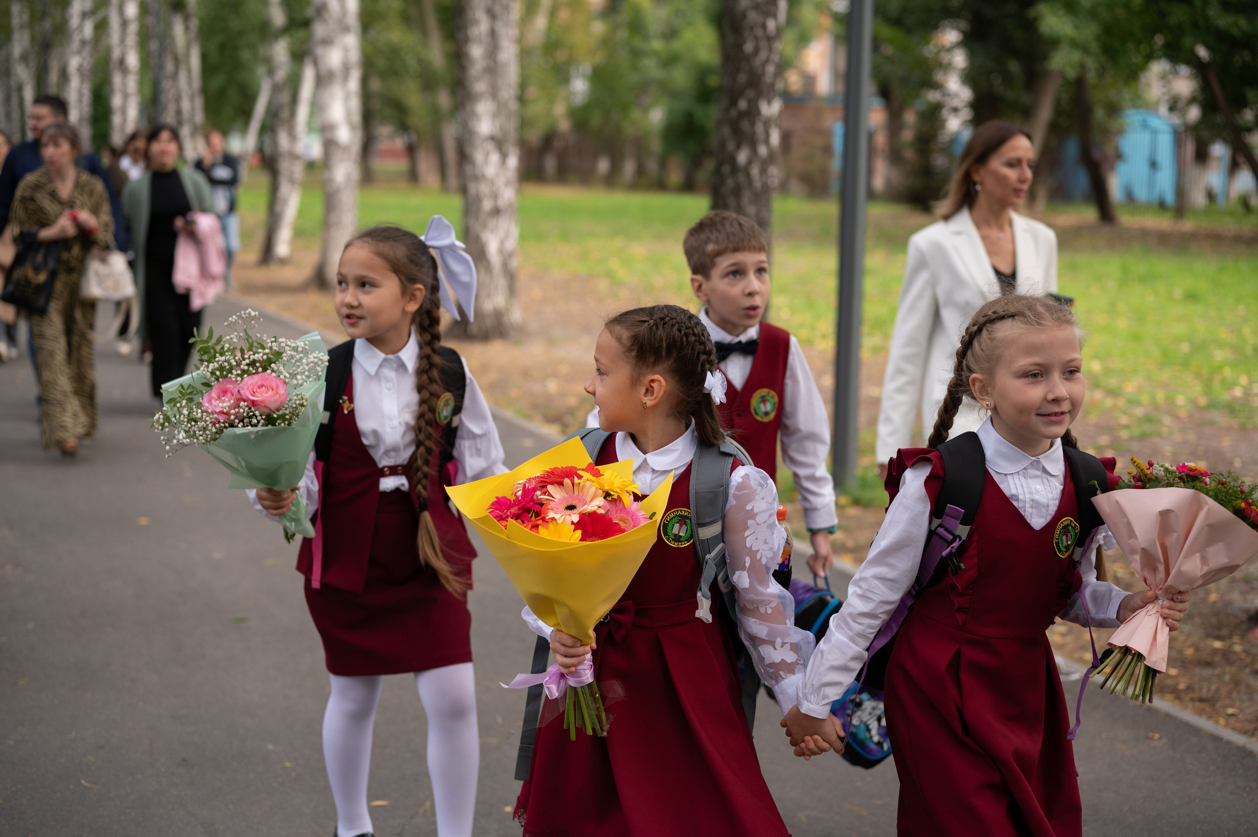 1 сентября 16 гимназия 2 класс (линейка + в классе+ на улице). Фотограф новорожденных, семейный детский в Тюмени Татьяна Морозова