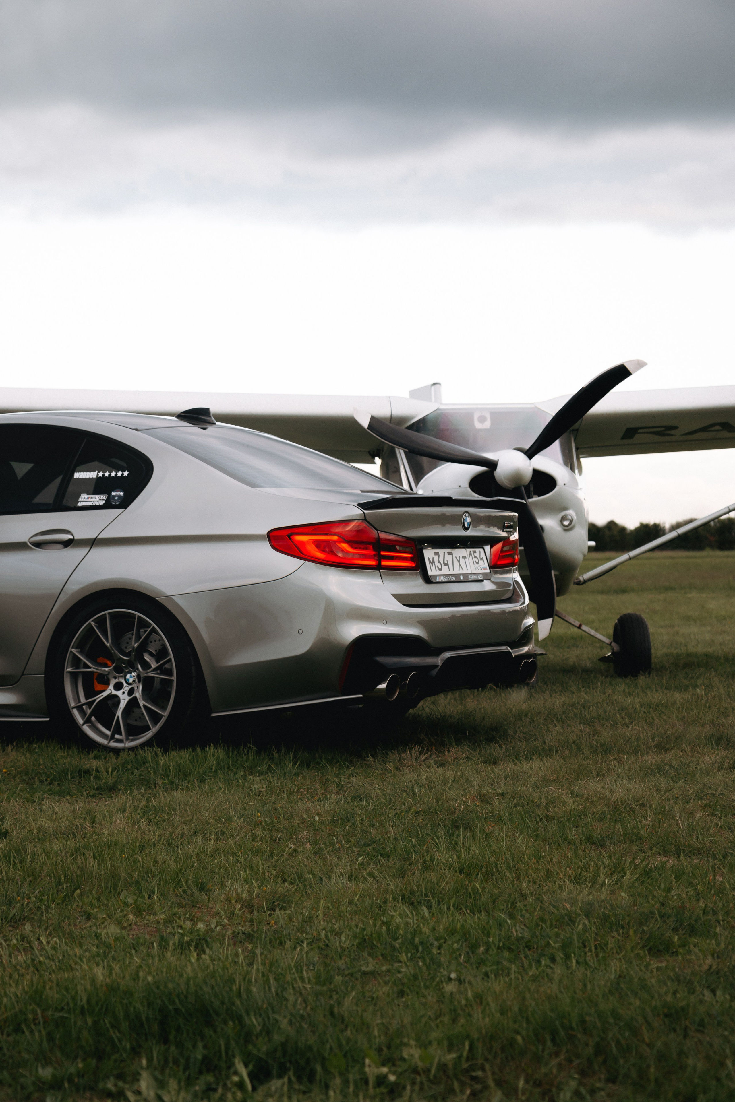 BMW M5 with plane. Автомобильный фотограф и видеограф в Новосибирске|Александра Косухина