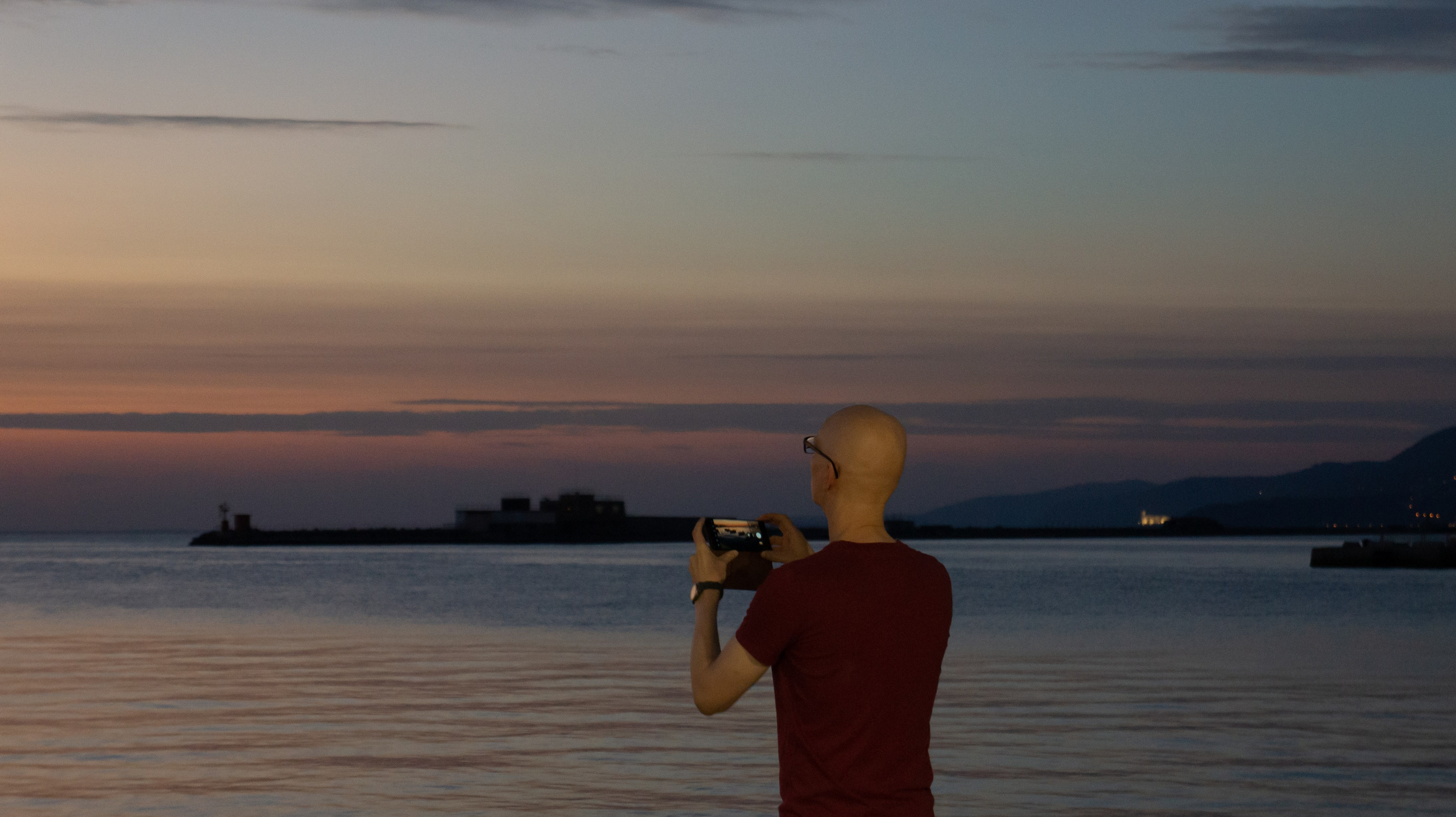 Uomini e telefoni. Fotografo Alina Imanbaeva Trieste e FVG