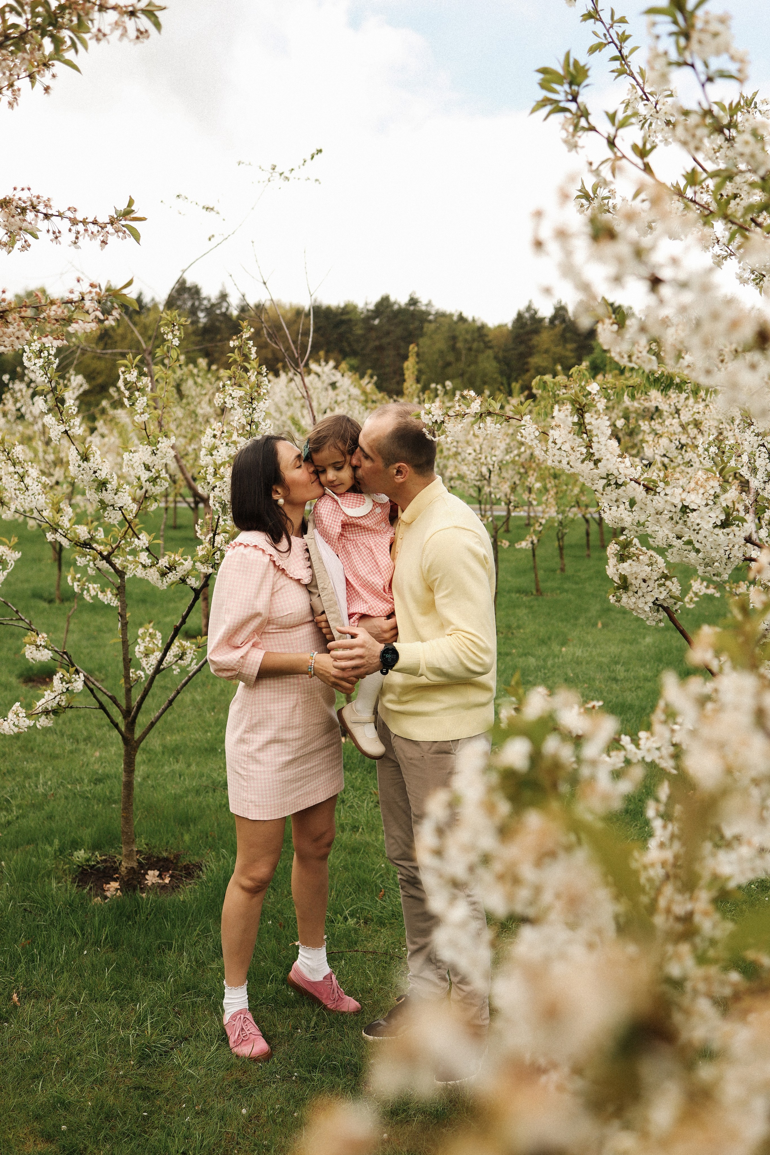 День рождения в цветущем саду. Семейный и lovestory фотограф в Москве Светлана Коняхина
