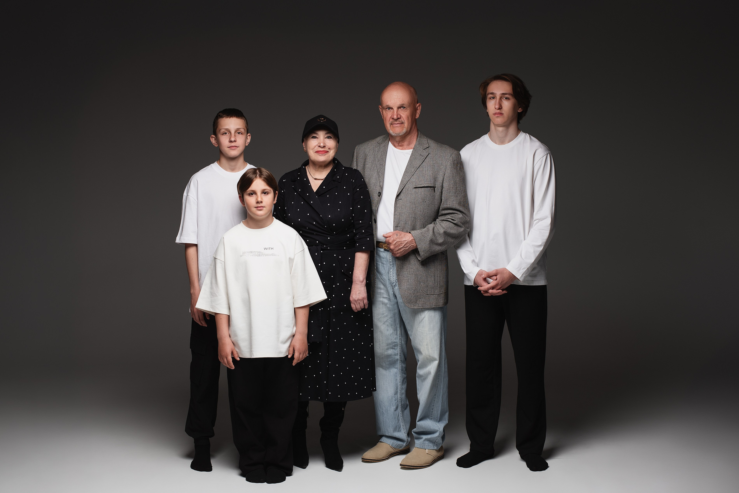 Семейная фотосессия на циклораме. Семейный фотограф в Южно-Сахалинске Анастасия Лимарева