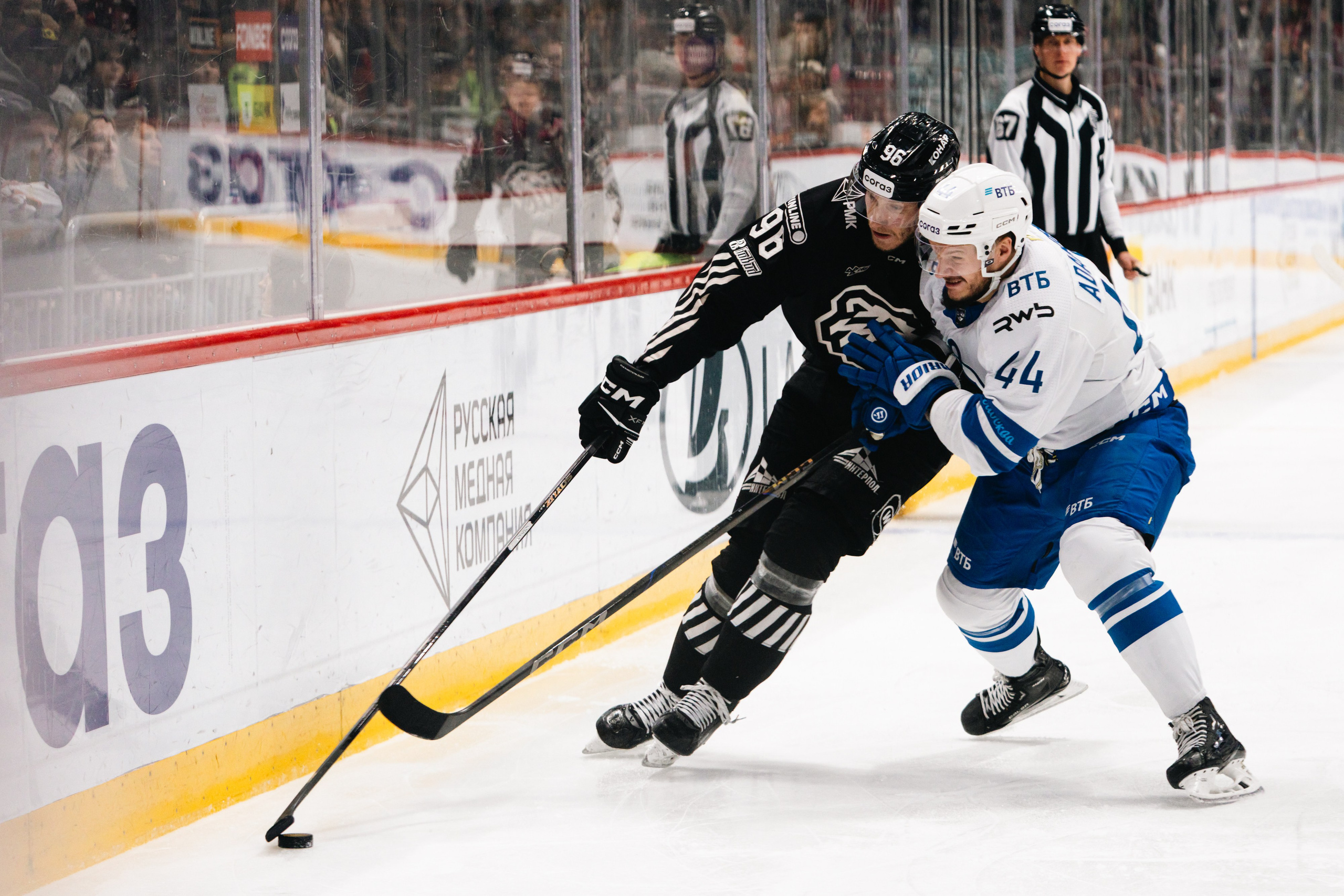 Алексей Потрехалов. Маскот хоккейного клуба «Трактор». Репортажный фотограф Наталья Лапцевич