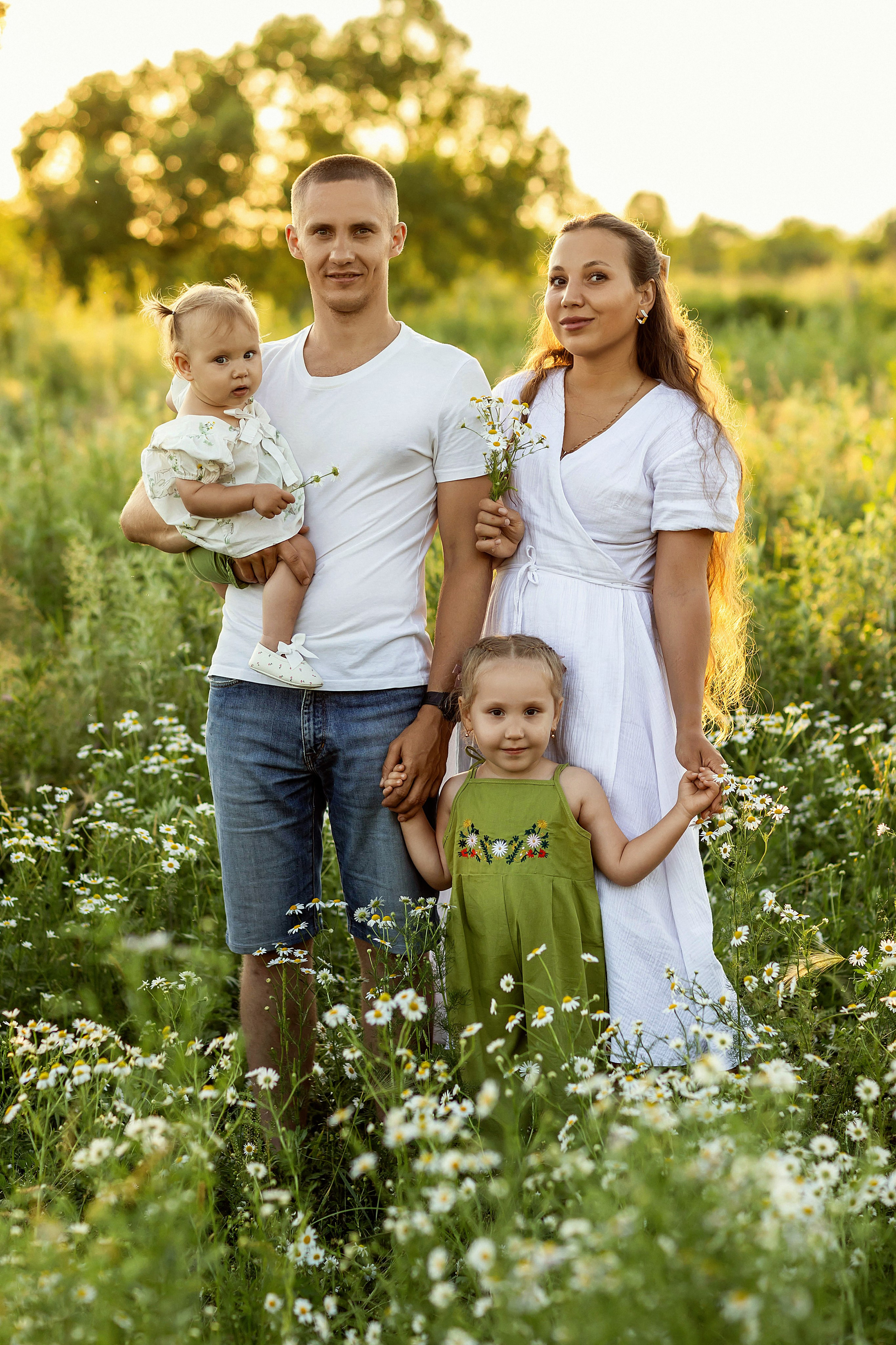 Летняя семейная фотосессия в поле. Детский и семейный фотограф Елена Воропаева