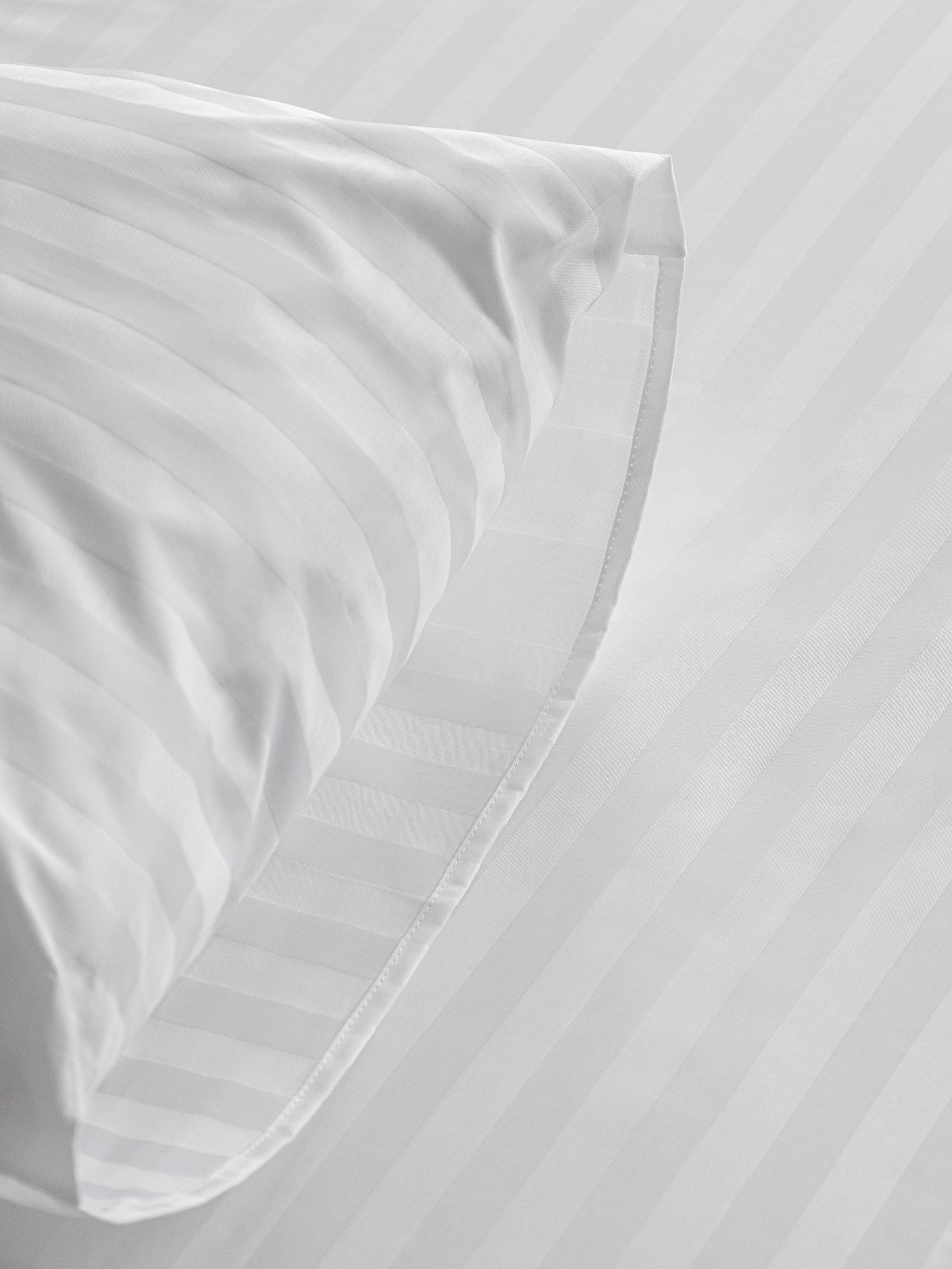 Крупный план наволочки с узором страйп | Фото для сайта производителя