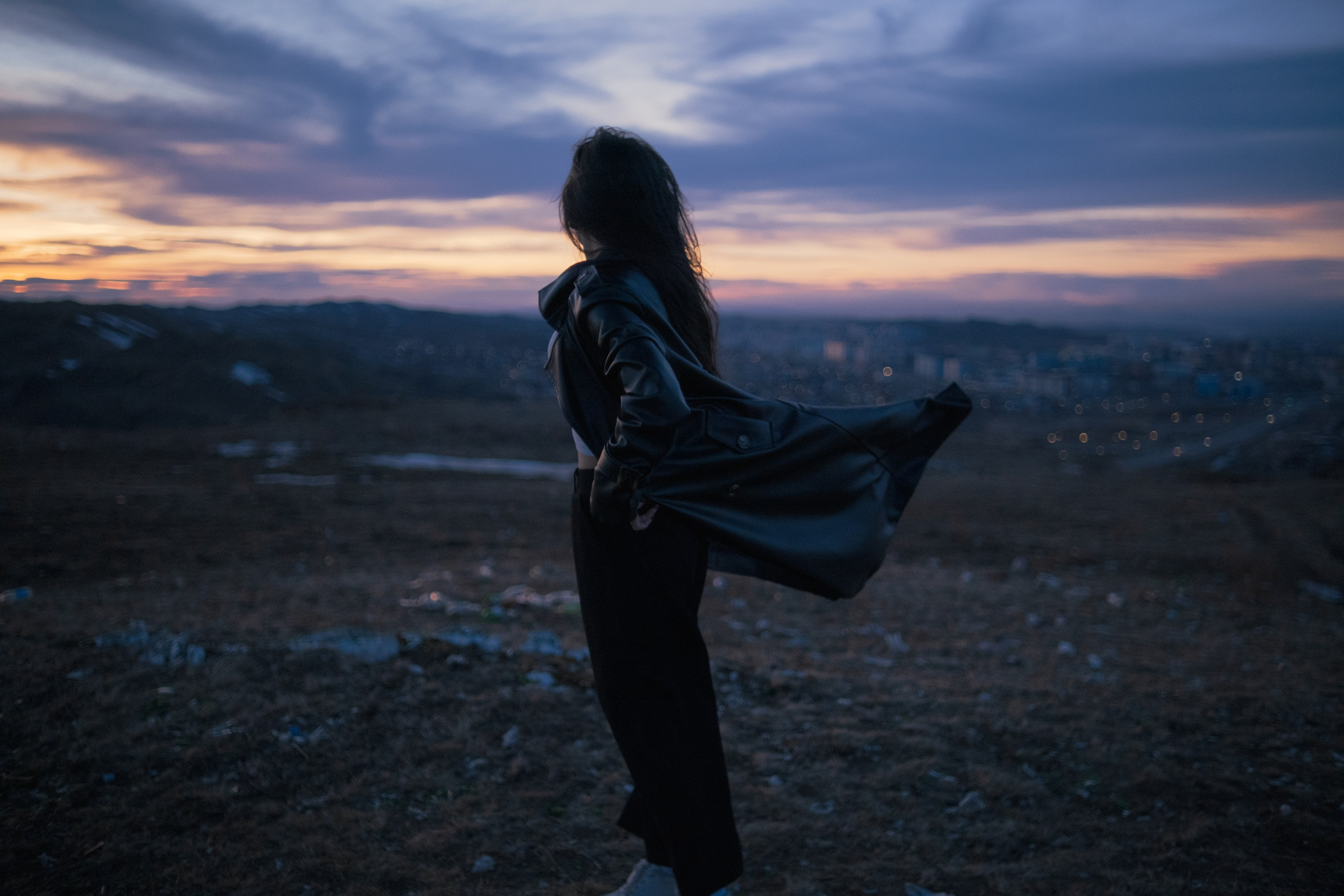 Ветер растрепал волосы Анель. Фотограф Коробова Екатерина