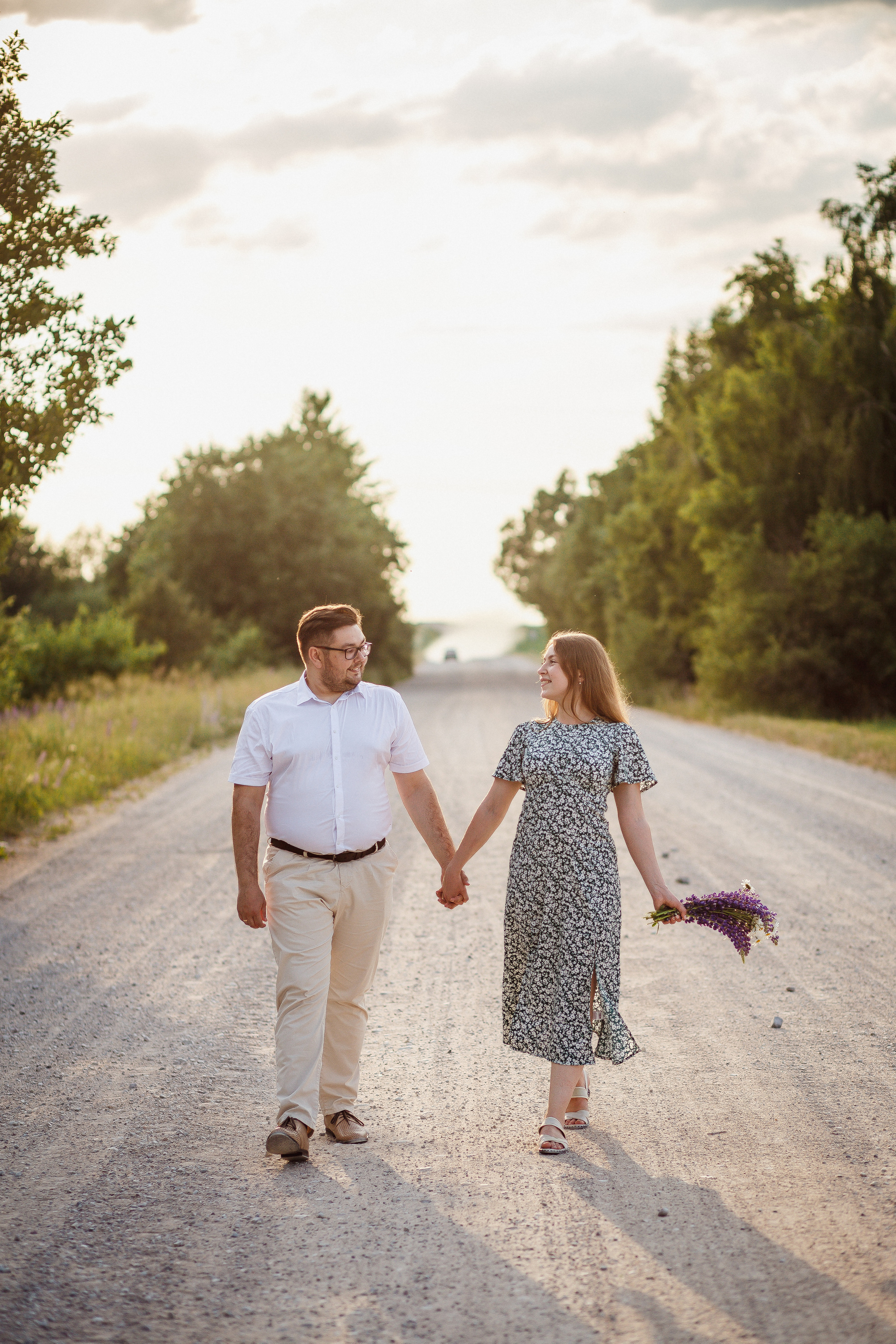 Вечерняя прогулка влюбленных