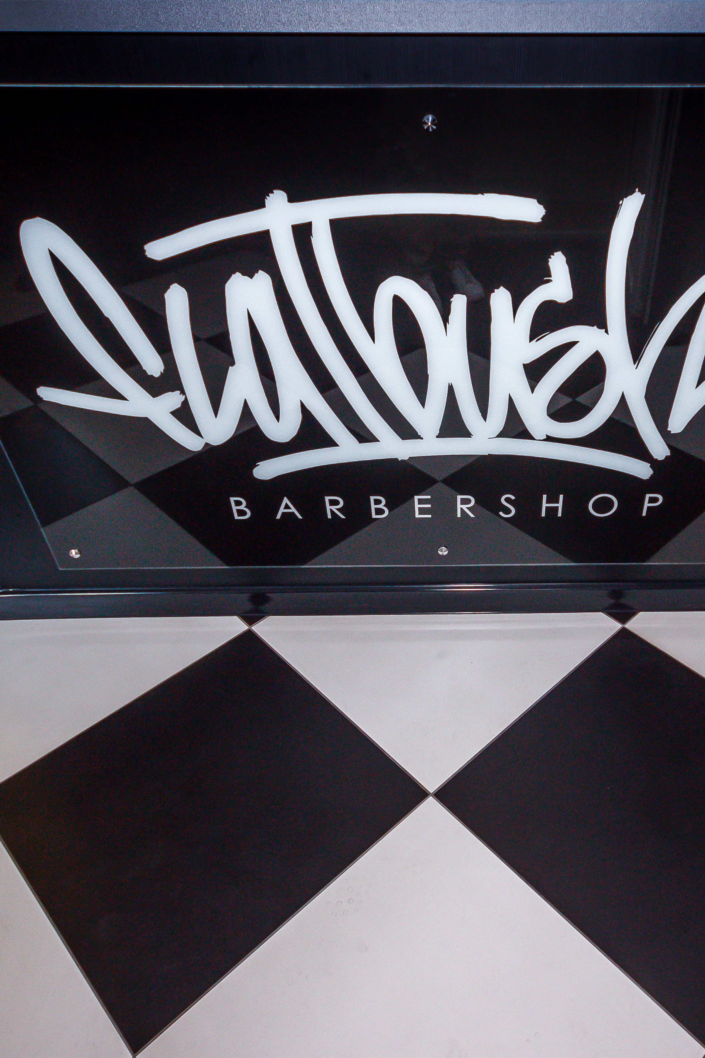 Фотограф на свадьбу Гродно Сборы жениха в барбершопе