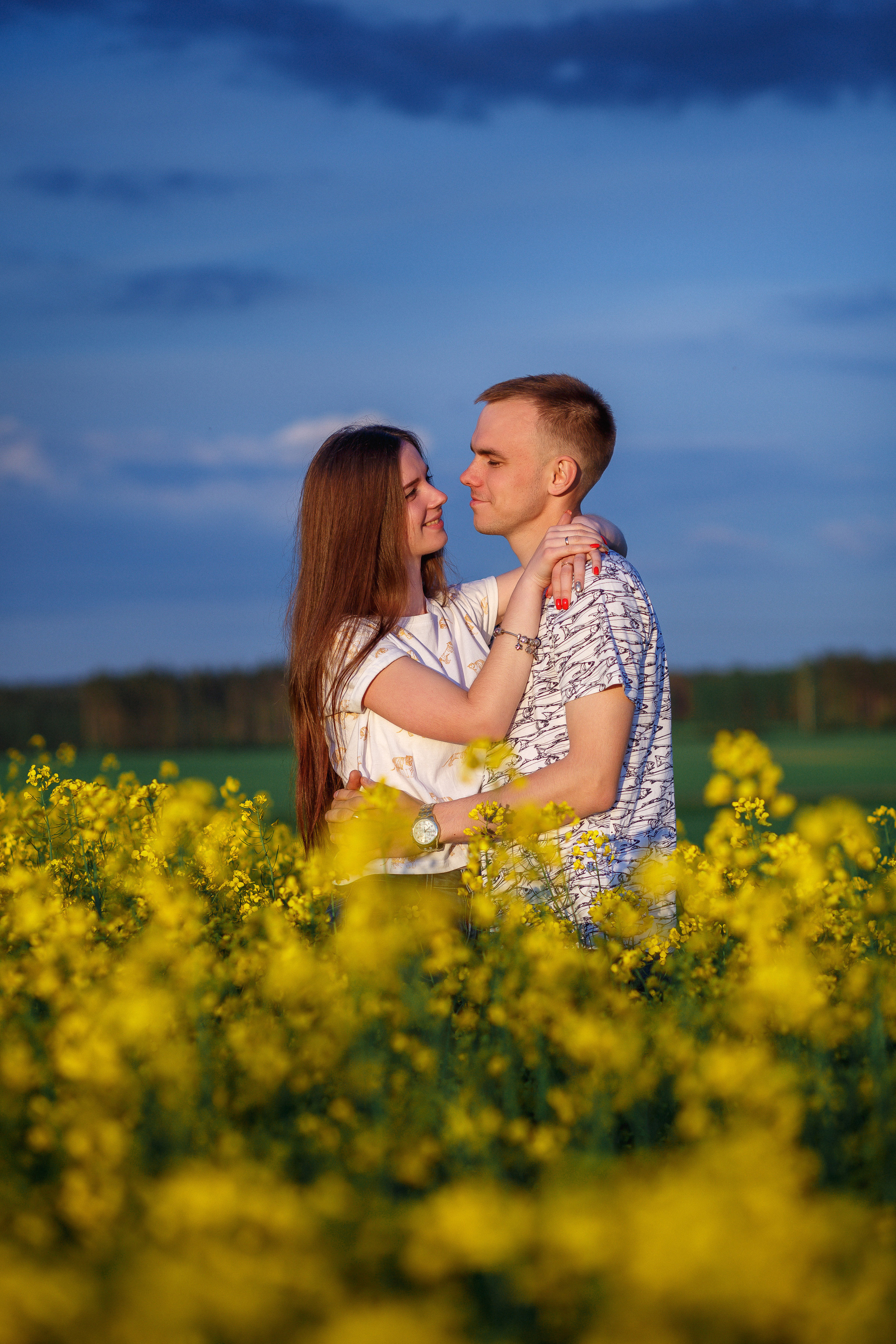 Предсвадебная фотосессия В рапсовом поле