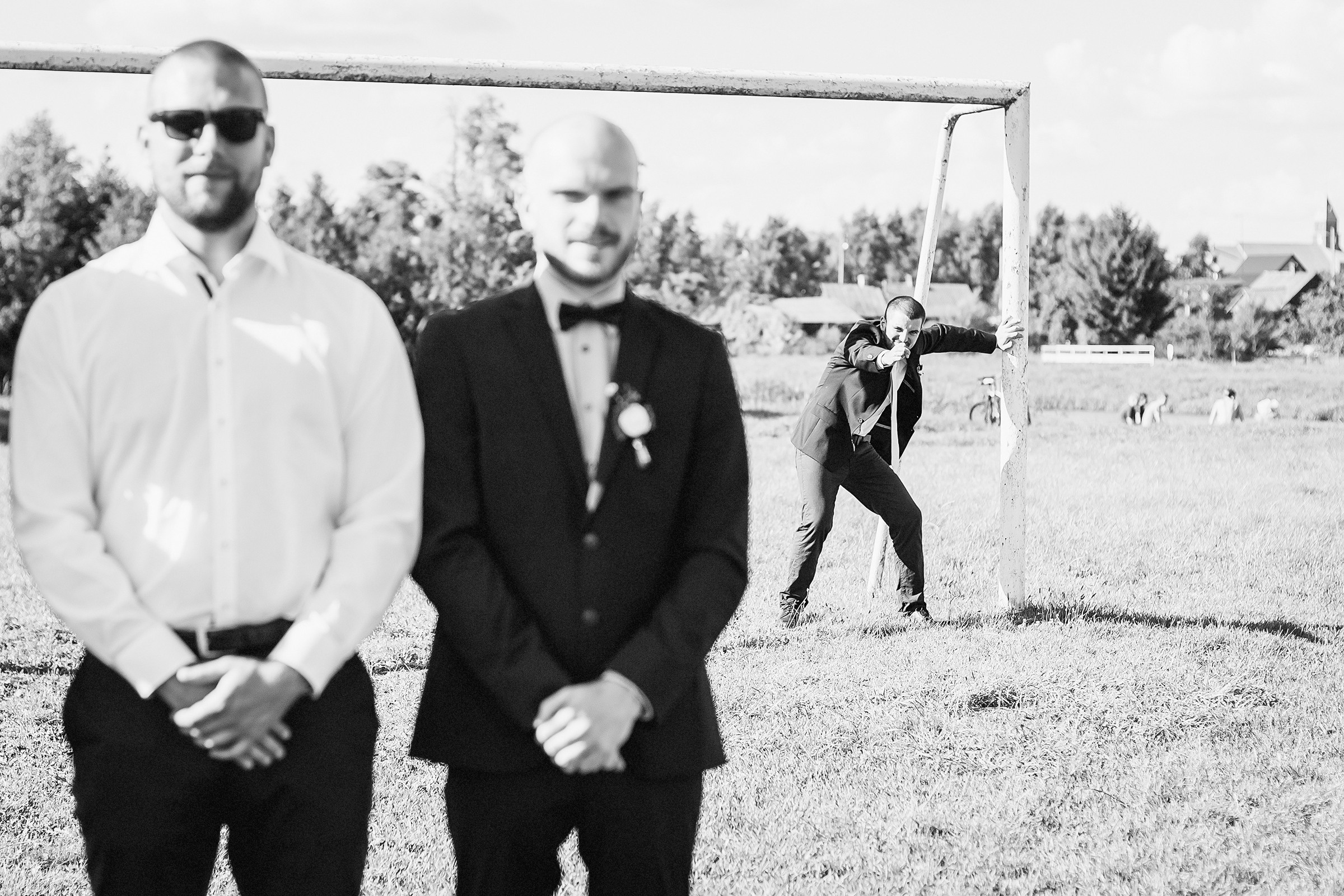 Жених выставляет стенку из защитников