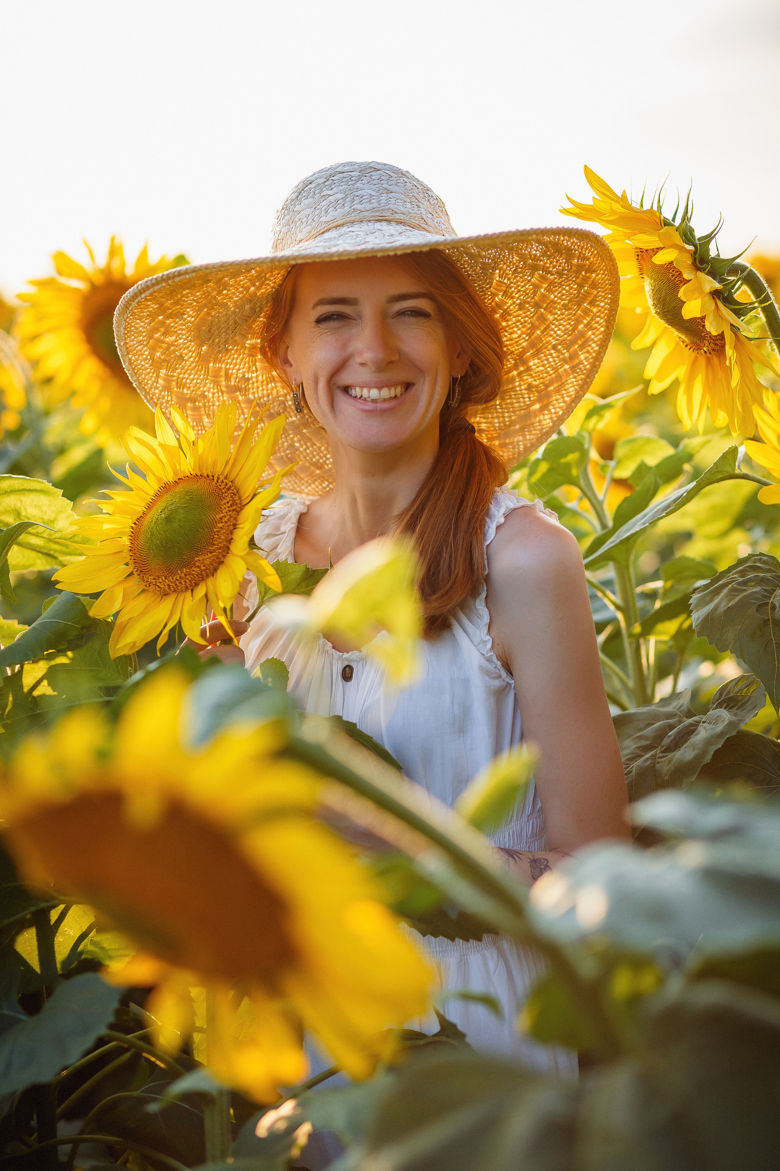 Женский портрет в подсолнухах