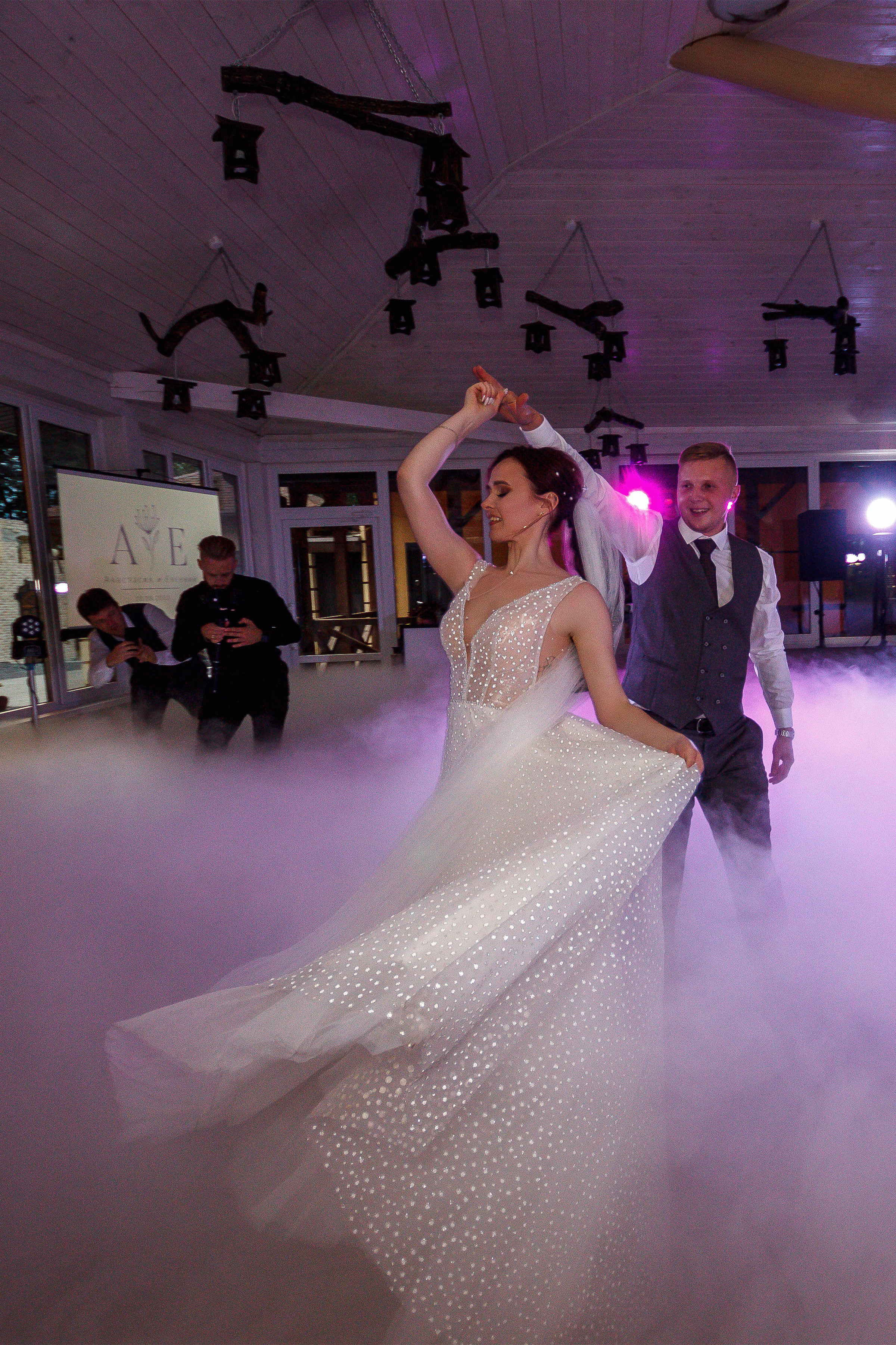 Тяжелый дым на первый танец молодоженов