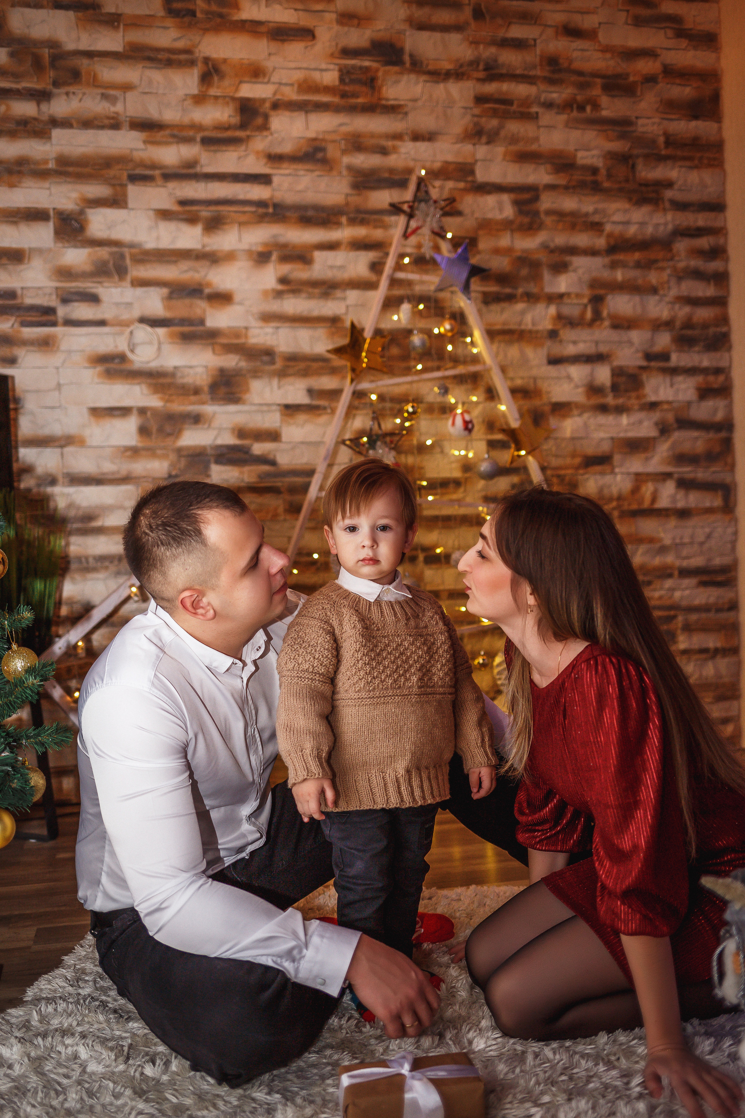 Новогодняя фотосессия в студии Папа, мама и сын