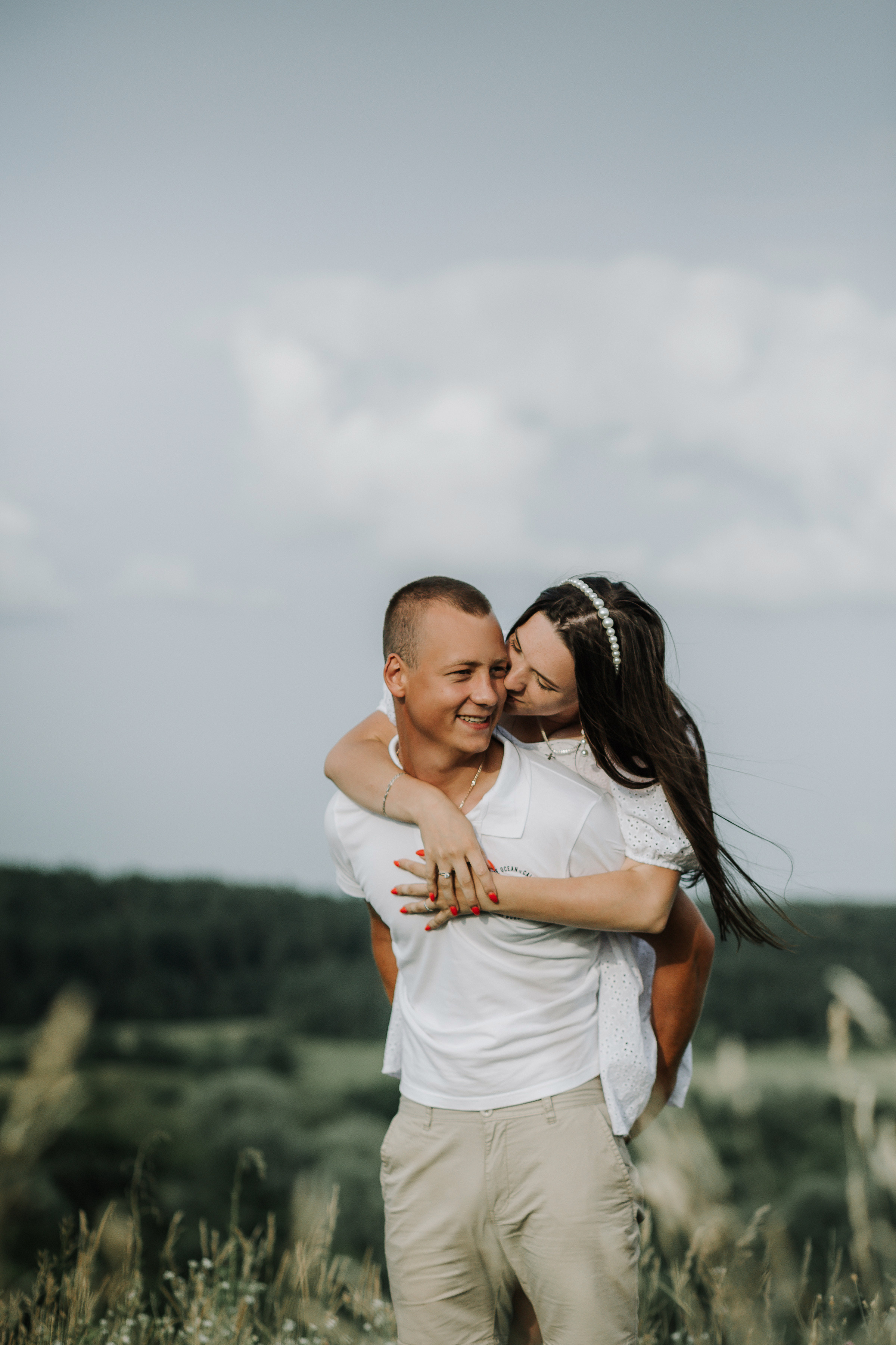 Предсвадебная фотосессия Поцелуй в щеку
