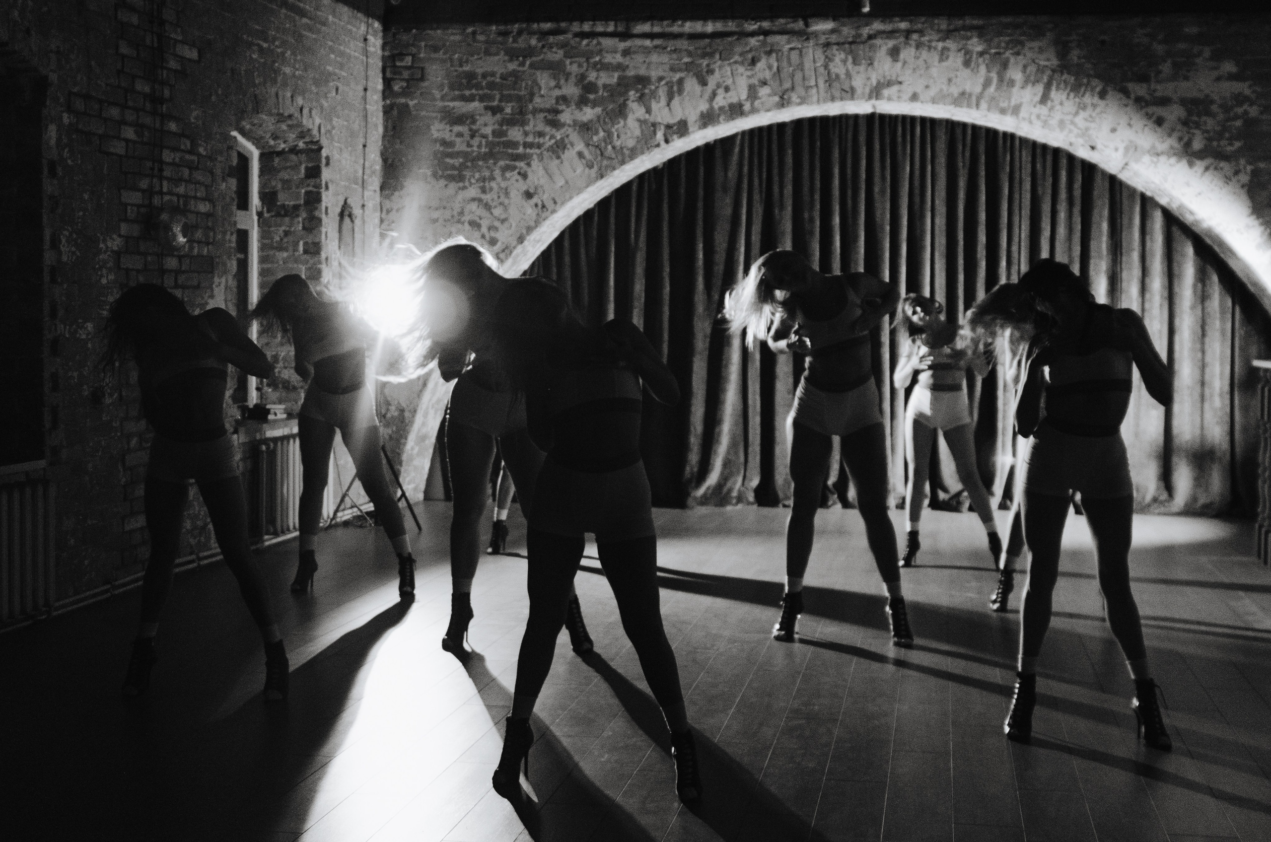 Фото-подглядки с видеосъемки танцевальной команды «Secret». Денисова Аля — фотограф для парных съемок и индивидуальных историй в Барнауле