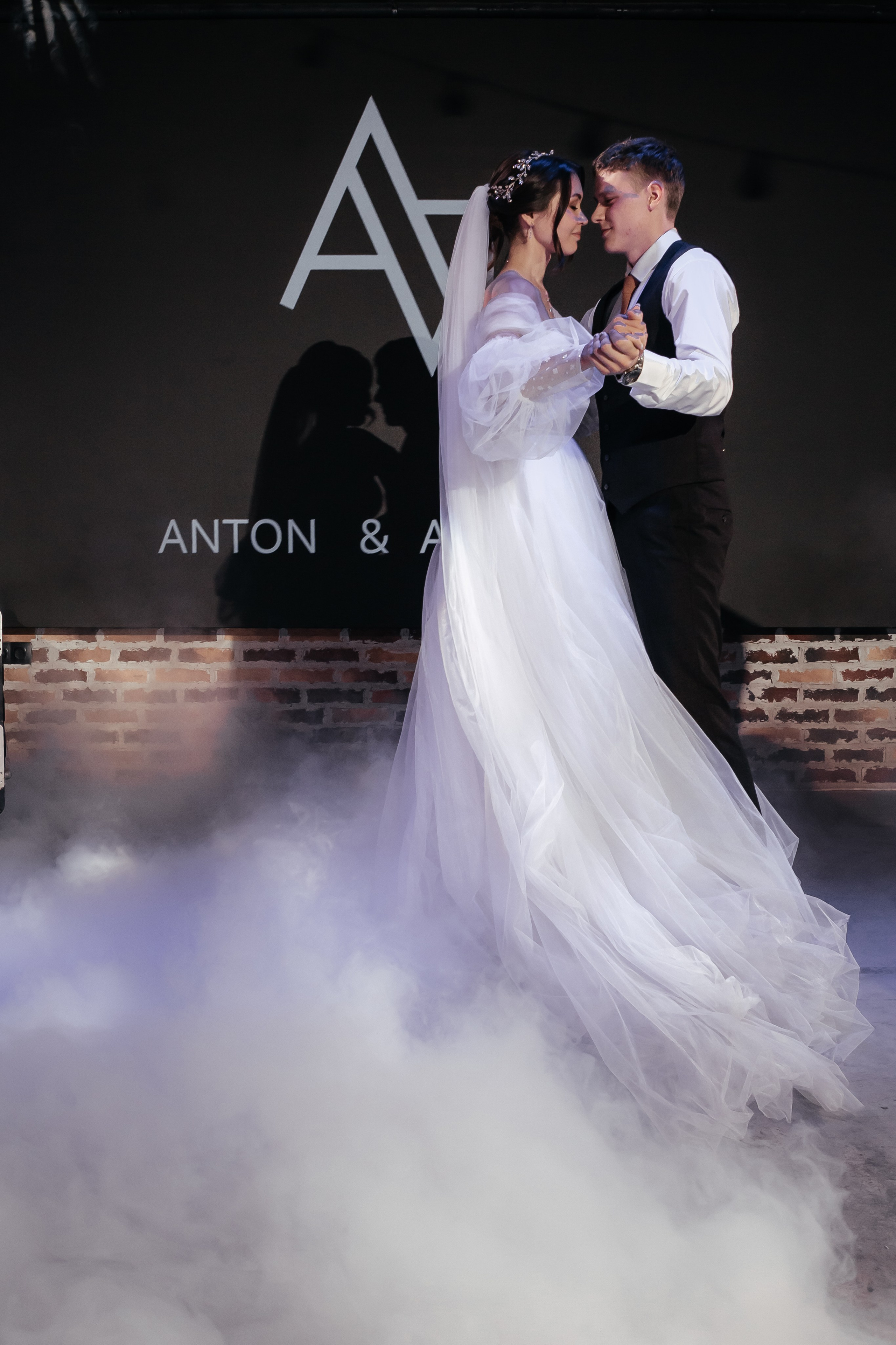 Опытный свадебный и семейный фотограф в Красноярске. Снимаю свадьбы с 2017 года. Заключается договорю. При заказе полного дня вы получаете фотографии посредством персональной веб галереи, а так же бокс с флэшкой и распечатанными фотографиями.