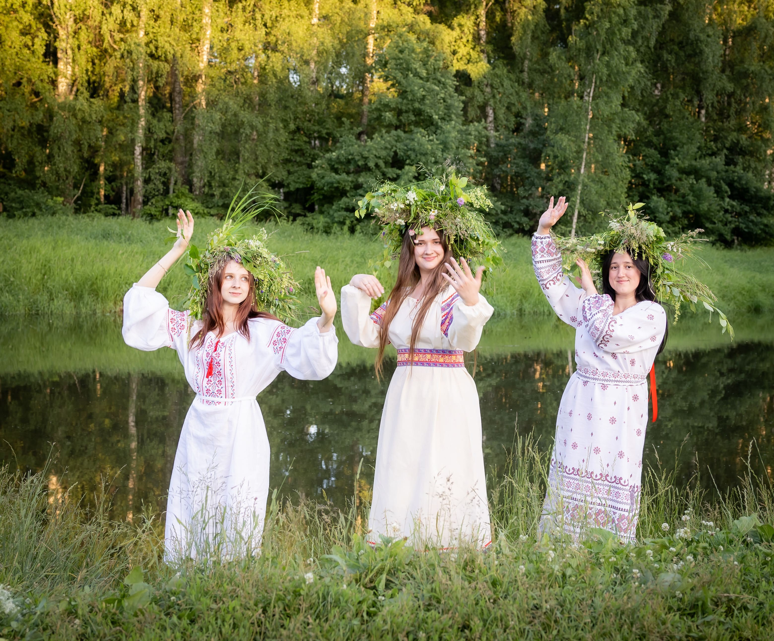 Девушки в славянских платьях на фотосессии «Иван Купала»