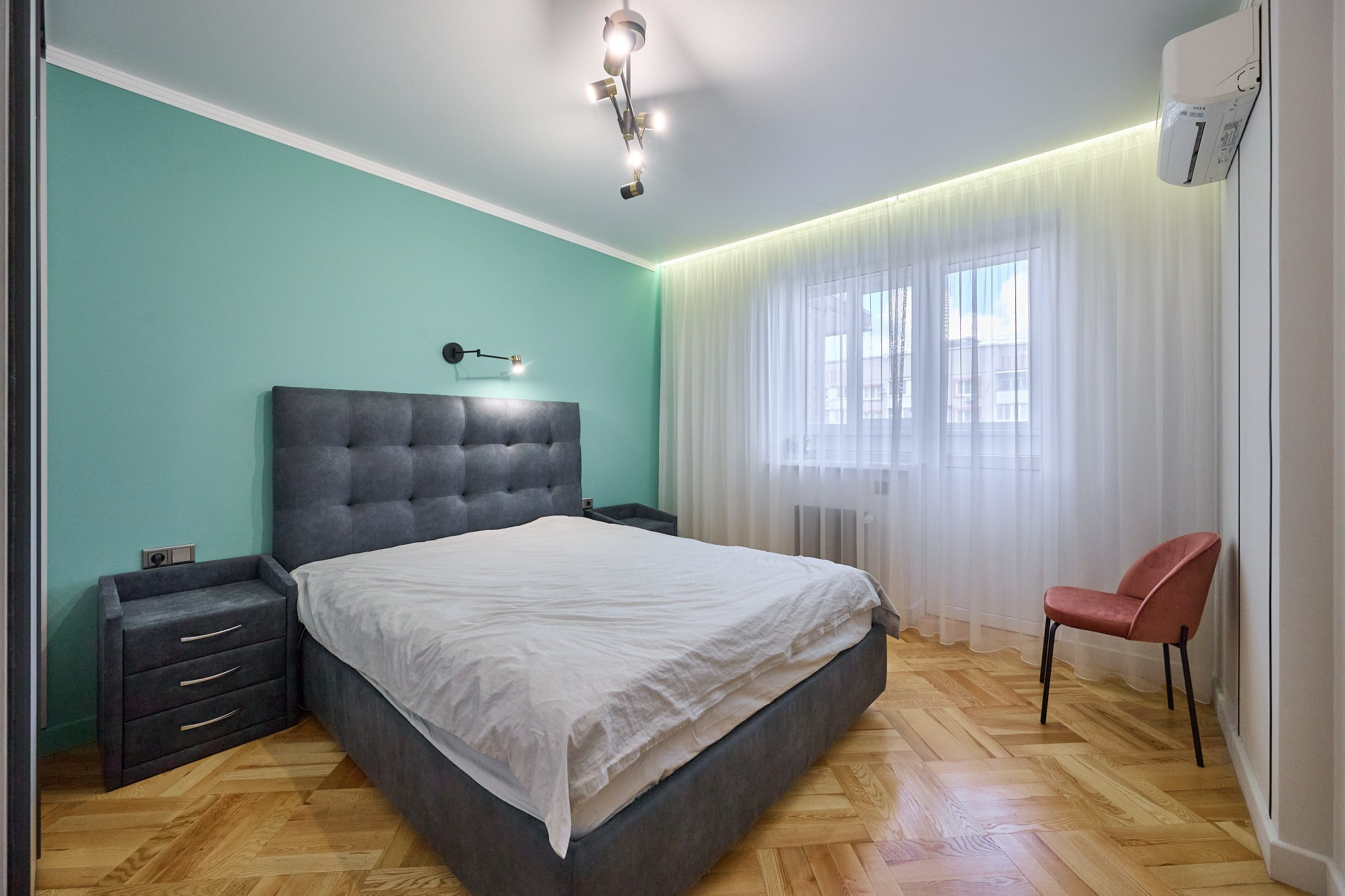 комната с бирюзовой стеной серой кроватью прозрачными шторами серой тумбочкой