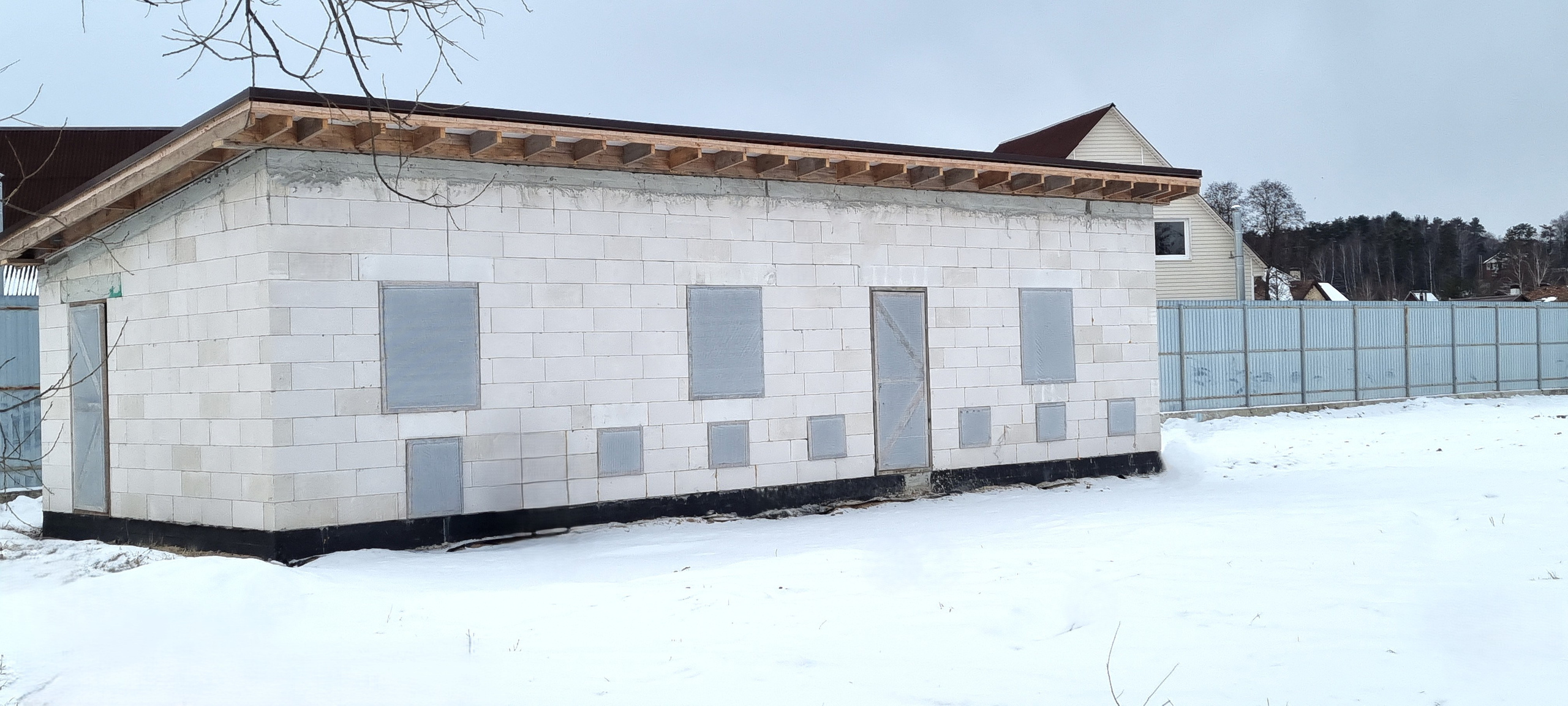 Временное укрытие оконных проемов на зиму 