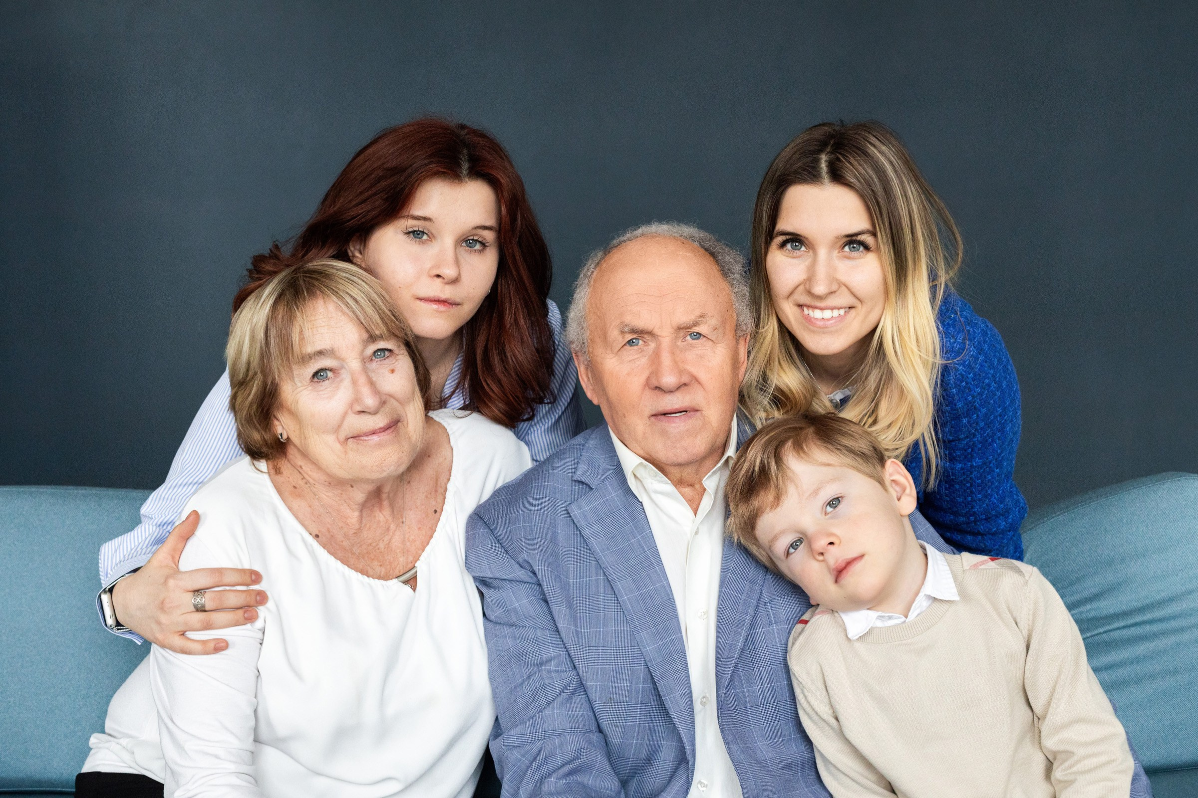 Дружная семья, студия. Семьи, портреты, школьные съемки. Фотограф Лагутина Елена. Москва