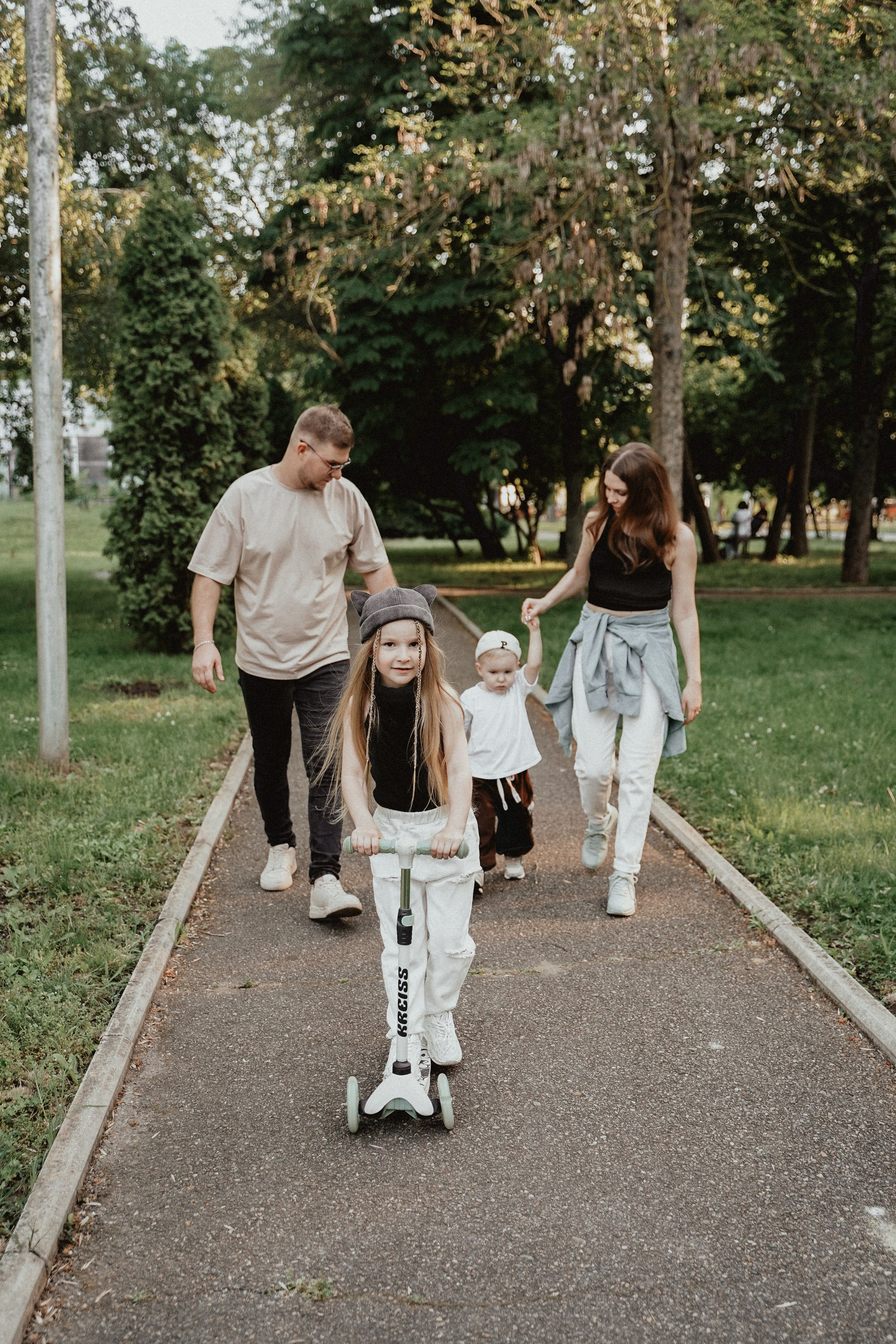 Семейная фотосессия со скейтом и самокатом. Семейный и женский фотограф в Краснодаре Анастасия Приймак