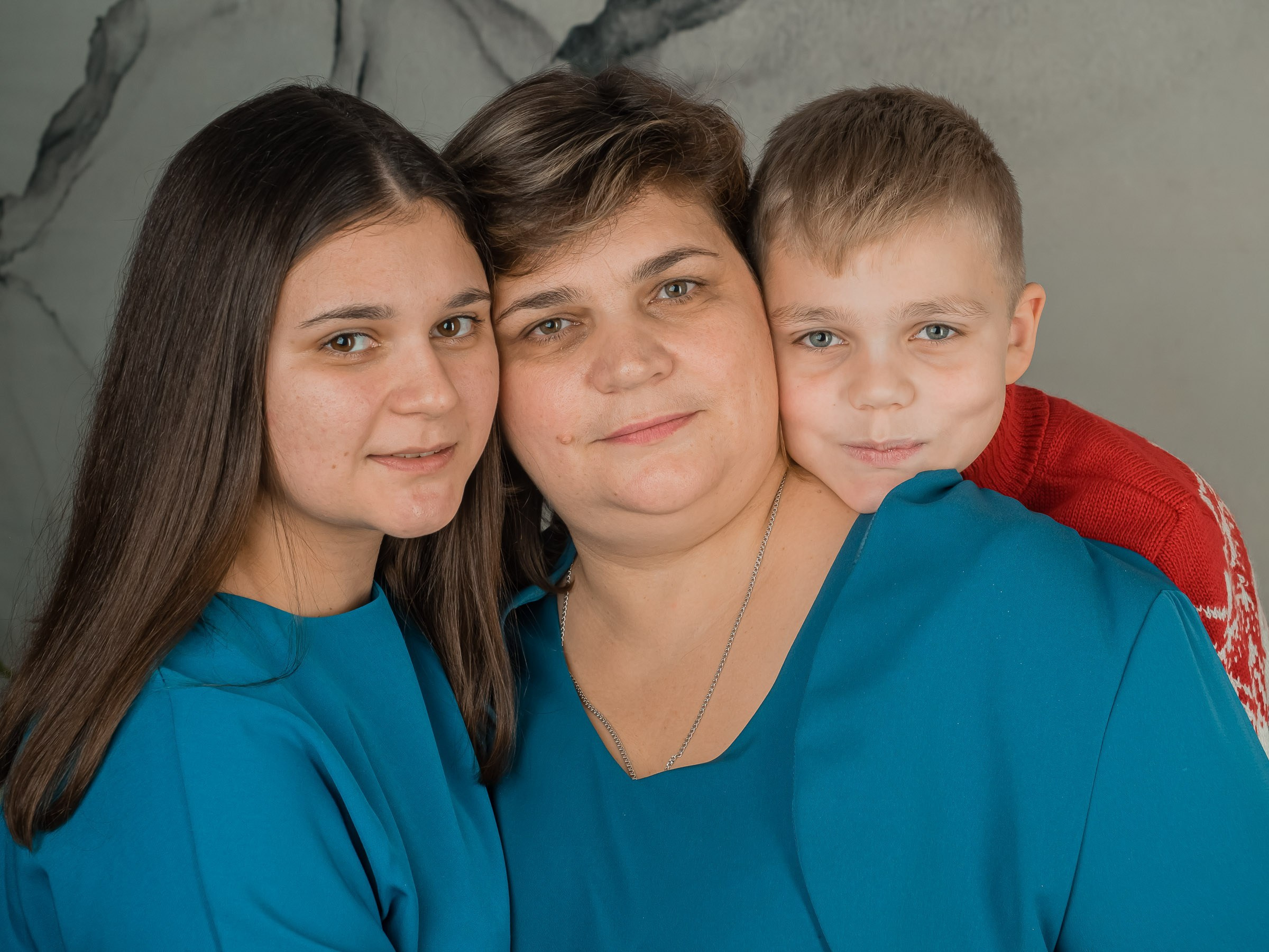 новогодняя фотосессия в студии: мама, дочь и сын