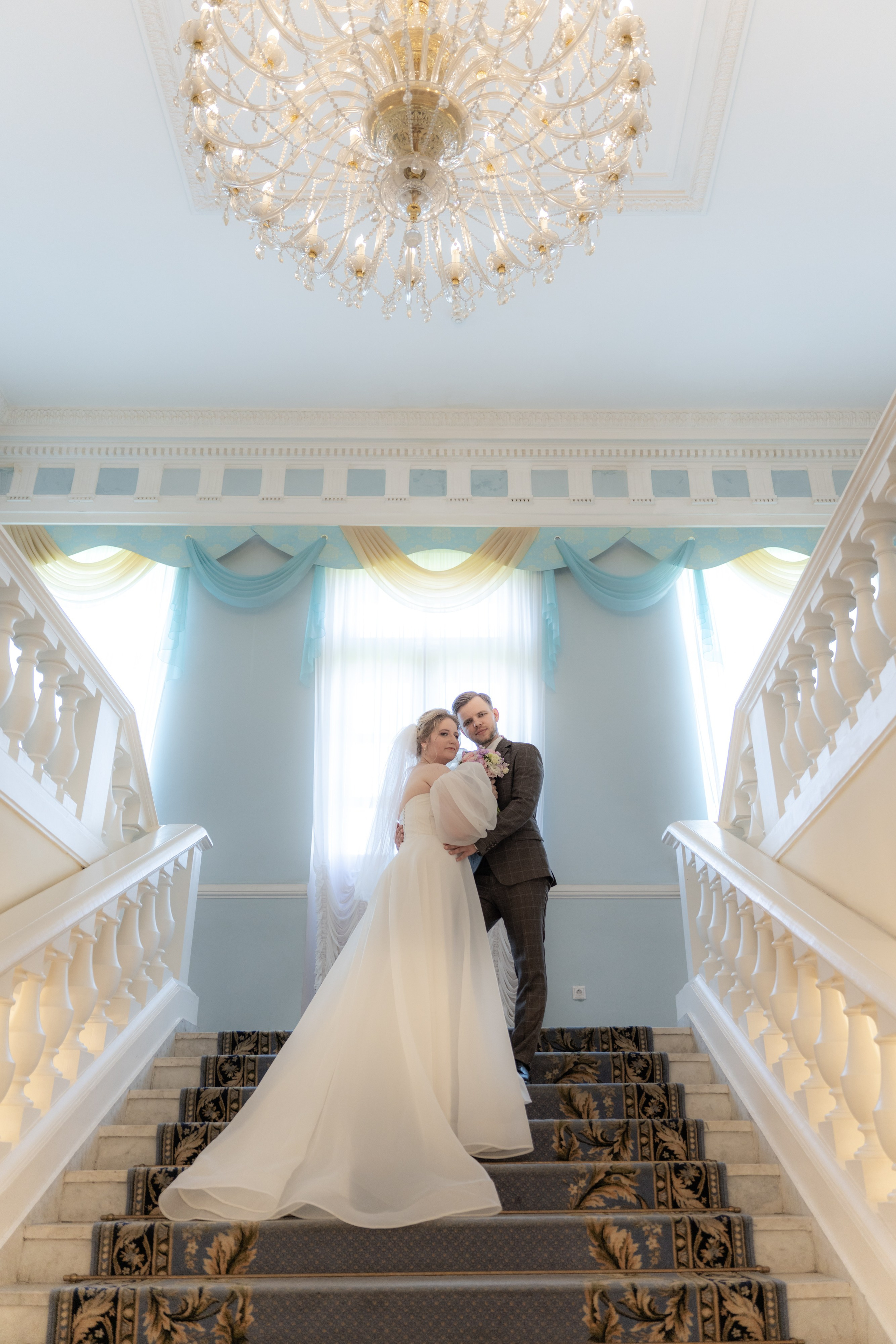 фото молодожен на лестнице в кировском загсе