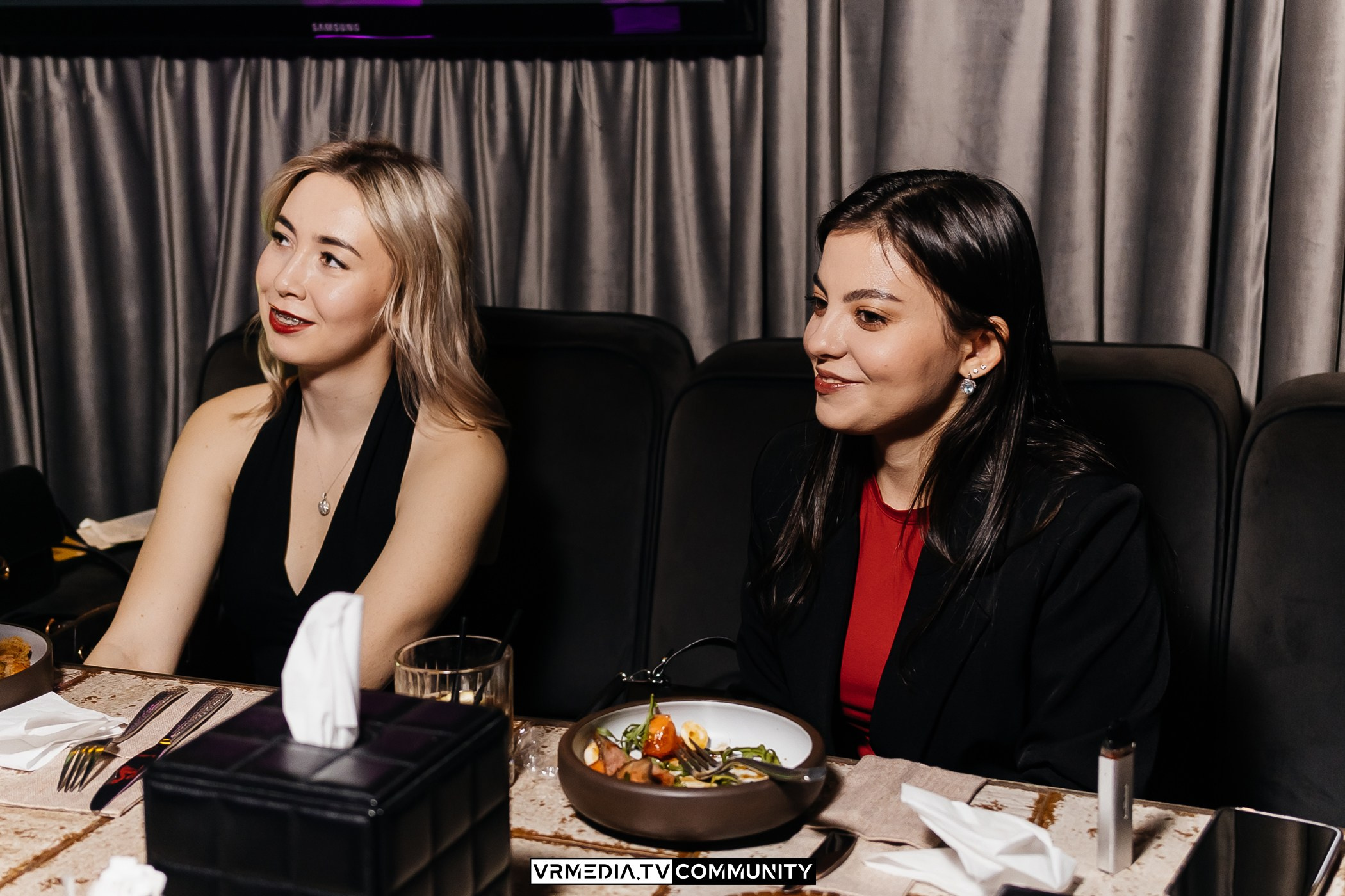 Караоке-бар «Volna»: Мир, труд, май, запевай