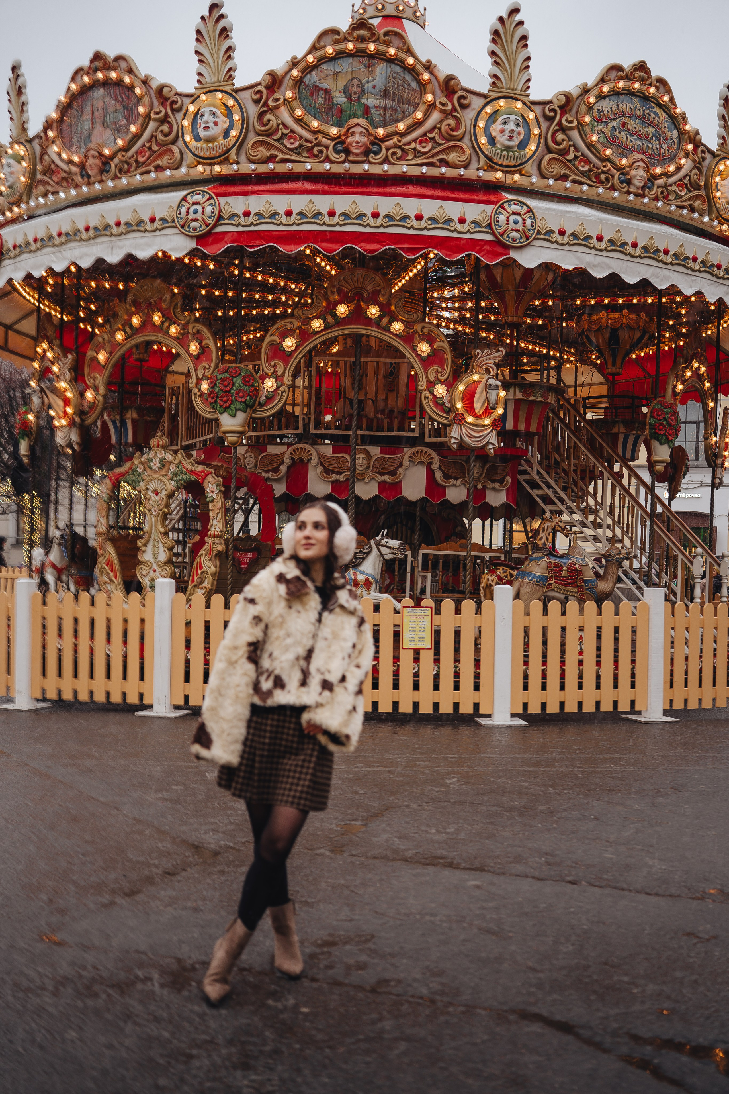 ПРОГУЛКА НА МАНЕЖНОЙ ПЛОЩАДИ ДЛЯ ДЕВУШКИ ПЕРЕД НОВЫМ ГОДОМ (НОВОГОДНЯЯ ФОТОСЕССИИЯ НА МАНЕЖНОЙ ПЛОЩАДИ). Профессиональный фотограф, Санкт-Петербург — Виктория Богомолова