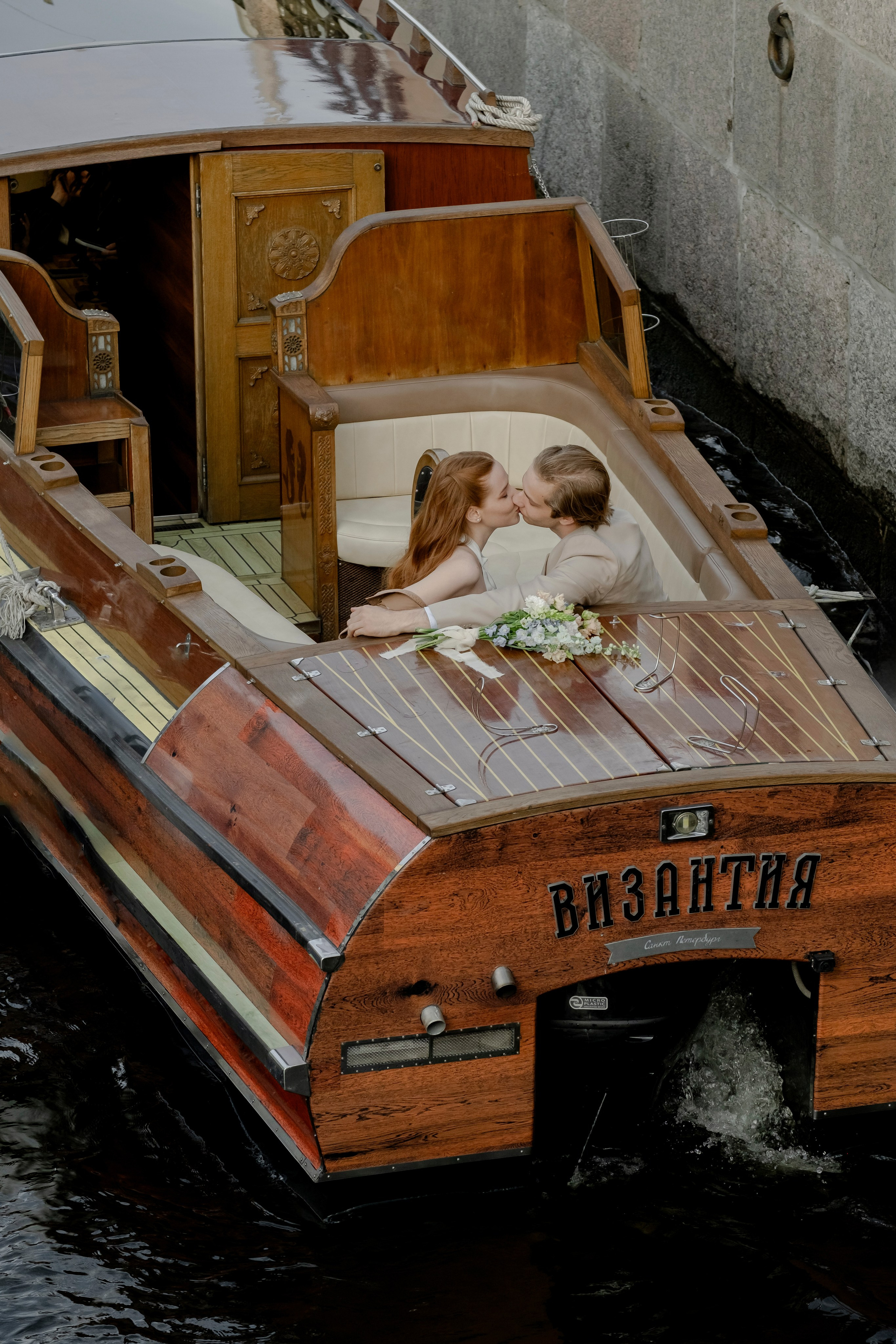 СВАДЕНБНАЯ СЬЕМКА НА КАТЕРЕ ПО КАНАЛАМ САНКТ-ПЕТЕРБУРГА И В АКВАТОРИИ НЕВЫ. Профессиональный фотограф, Санкт-Петербург — Виктория Богомолова