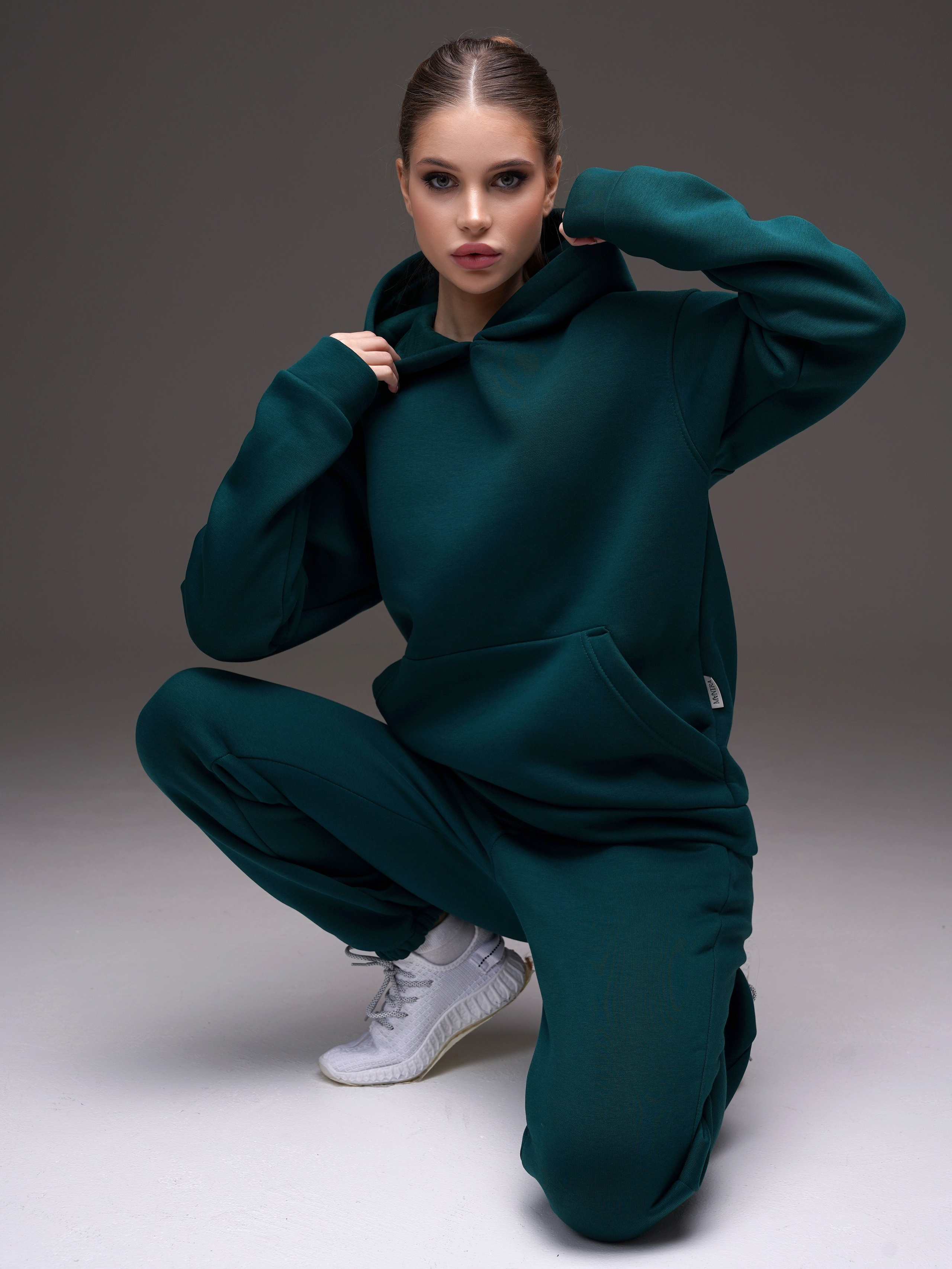 Съемка, акцентирующая внимание на актуальных модных трендах и стилях.