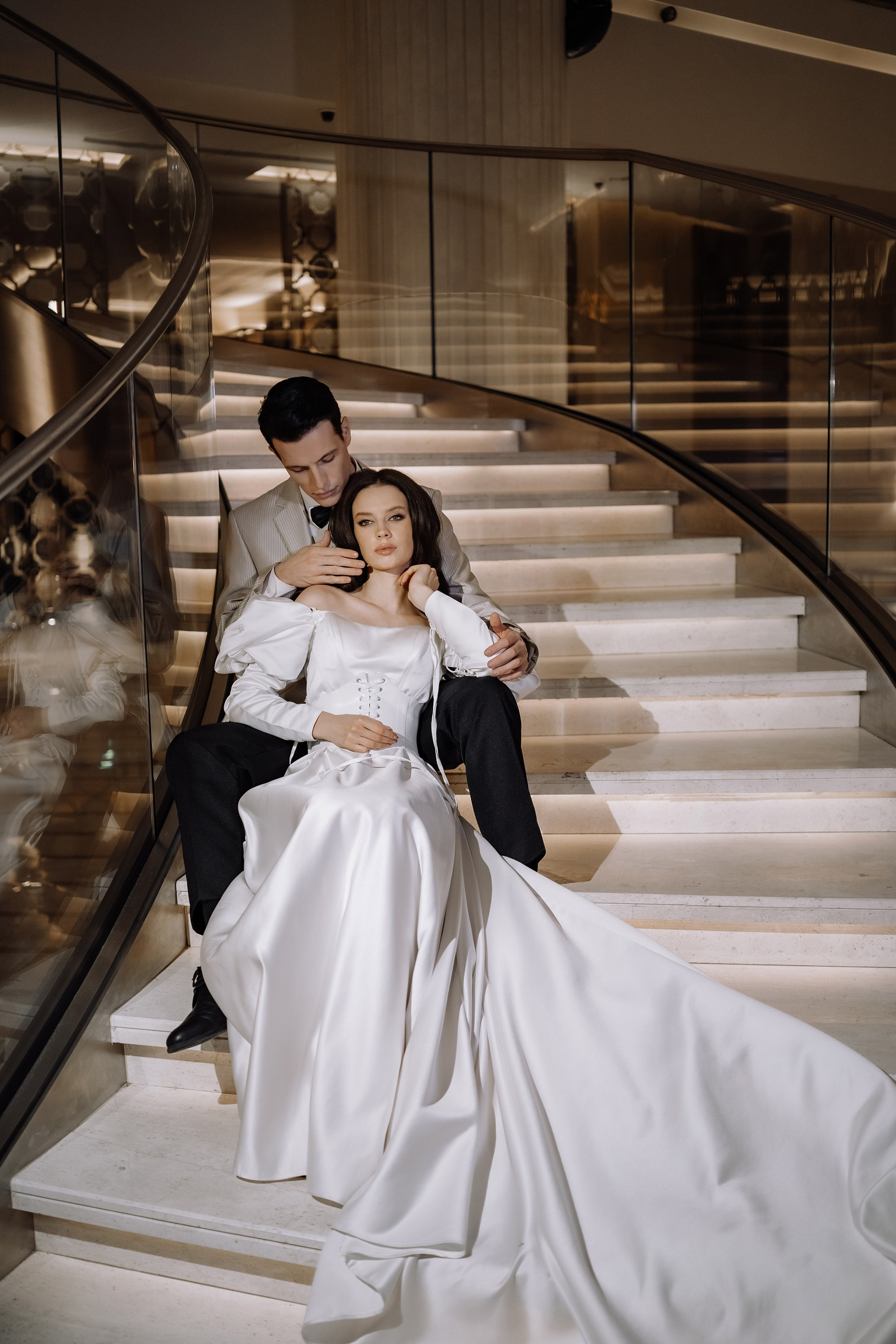 Фотосессия свадьбы на лестнице в Hyatt Regency Moscow Petrovsky Park. Свадебный и семейный фотограф в Москве Светлана Зоткина