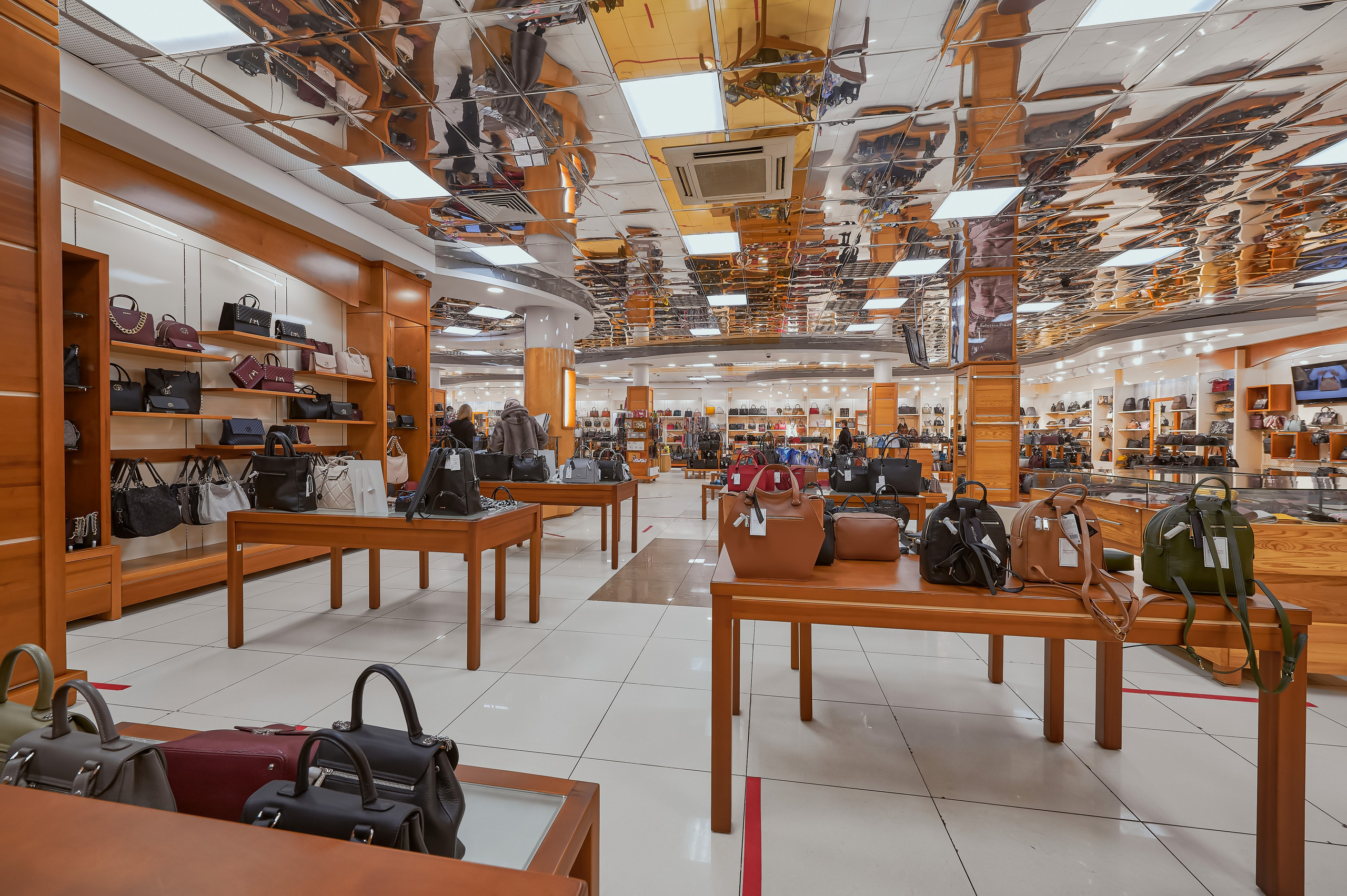 Портфолио по интерьерной и экстерьерной фотосъёмки: Мир Сумок — Правый берег. Фотограф Яковлев Роман — Красноярск