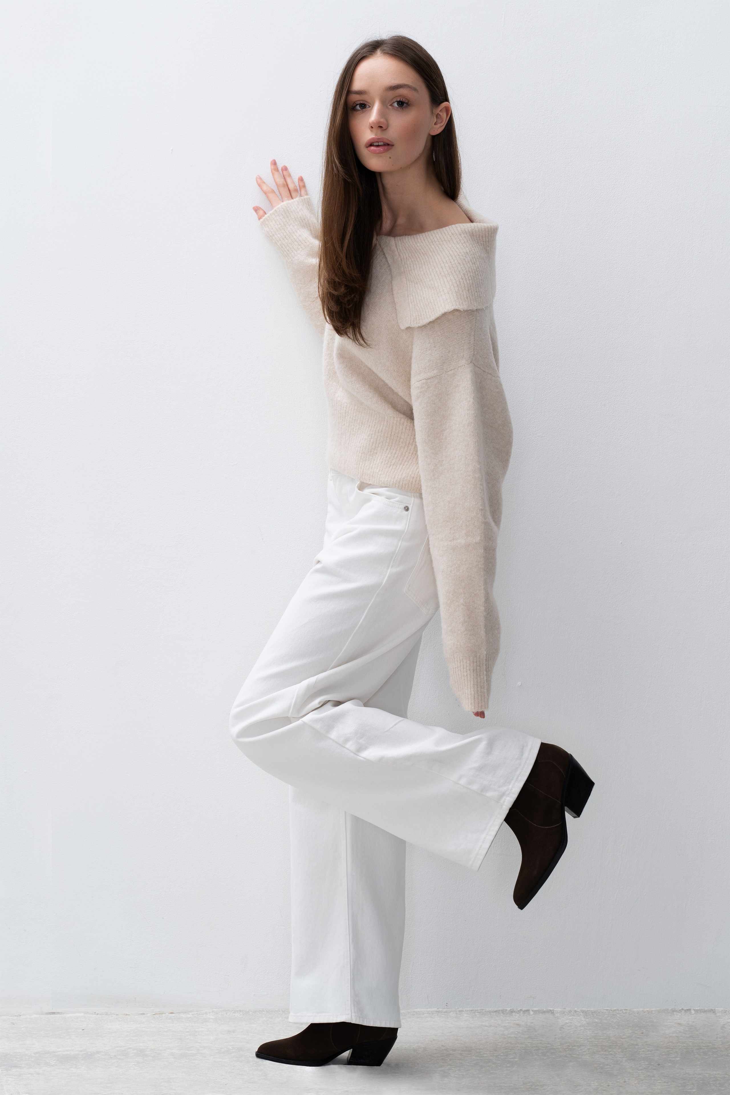 Лукбук у белой стены. Главная