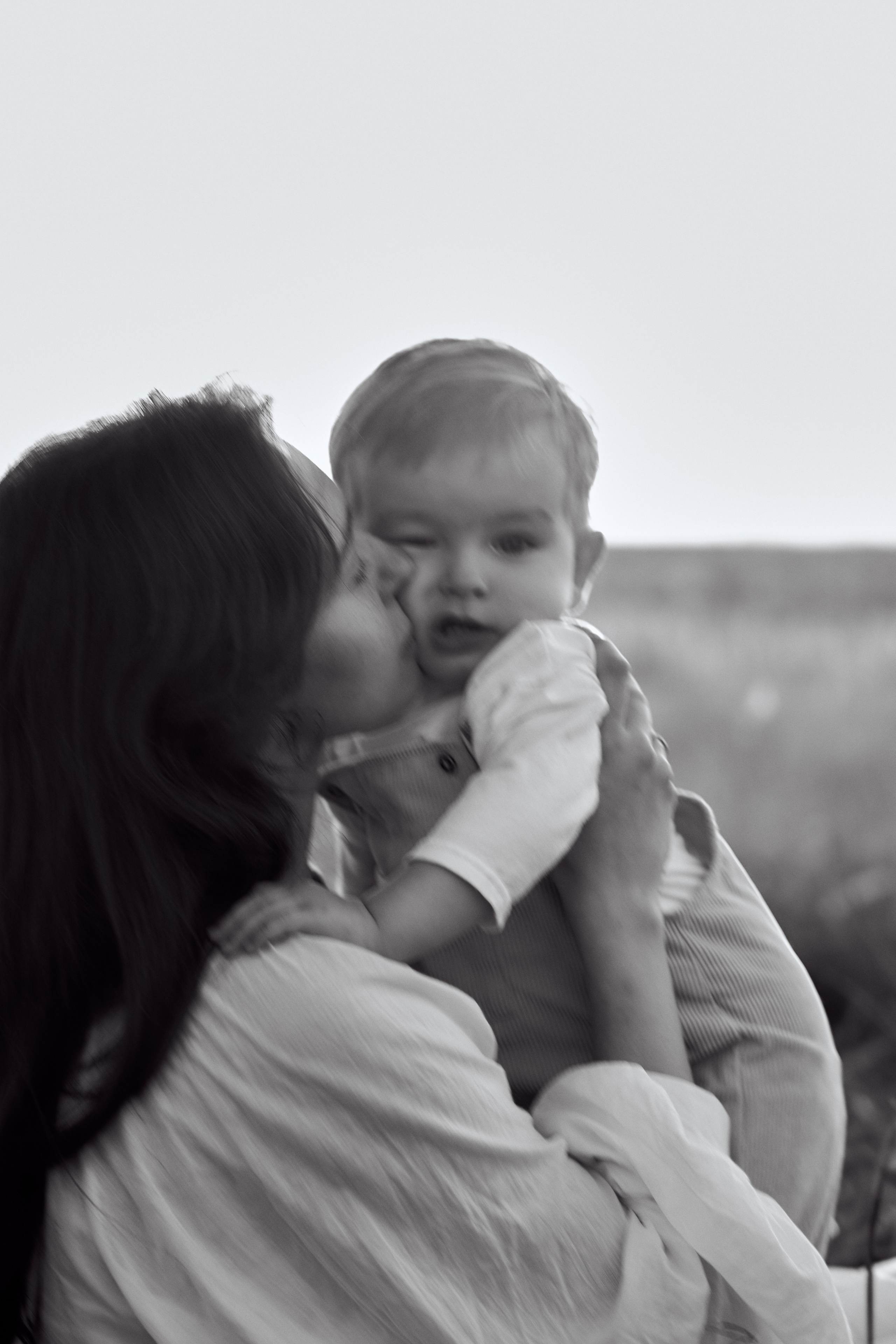 Шамиль, Аня и Марс в поле с барашками. Семейный и свадебный lifestyle-фотограф в Москве Мария Петрова