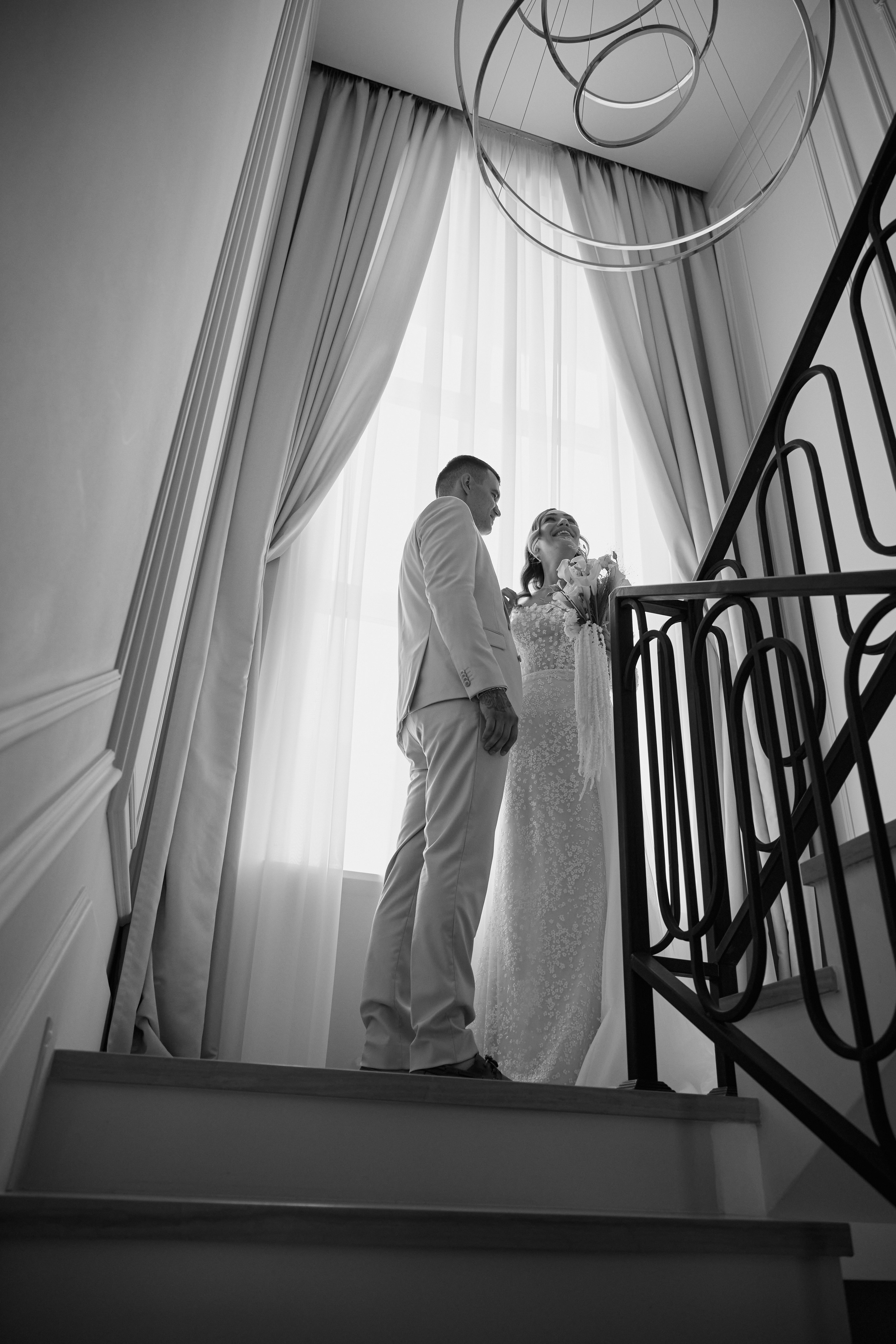 Свадебный фотограф Иванов Дмитрий, первая встреча жениха и невесты на лестнице.