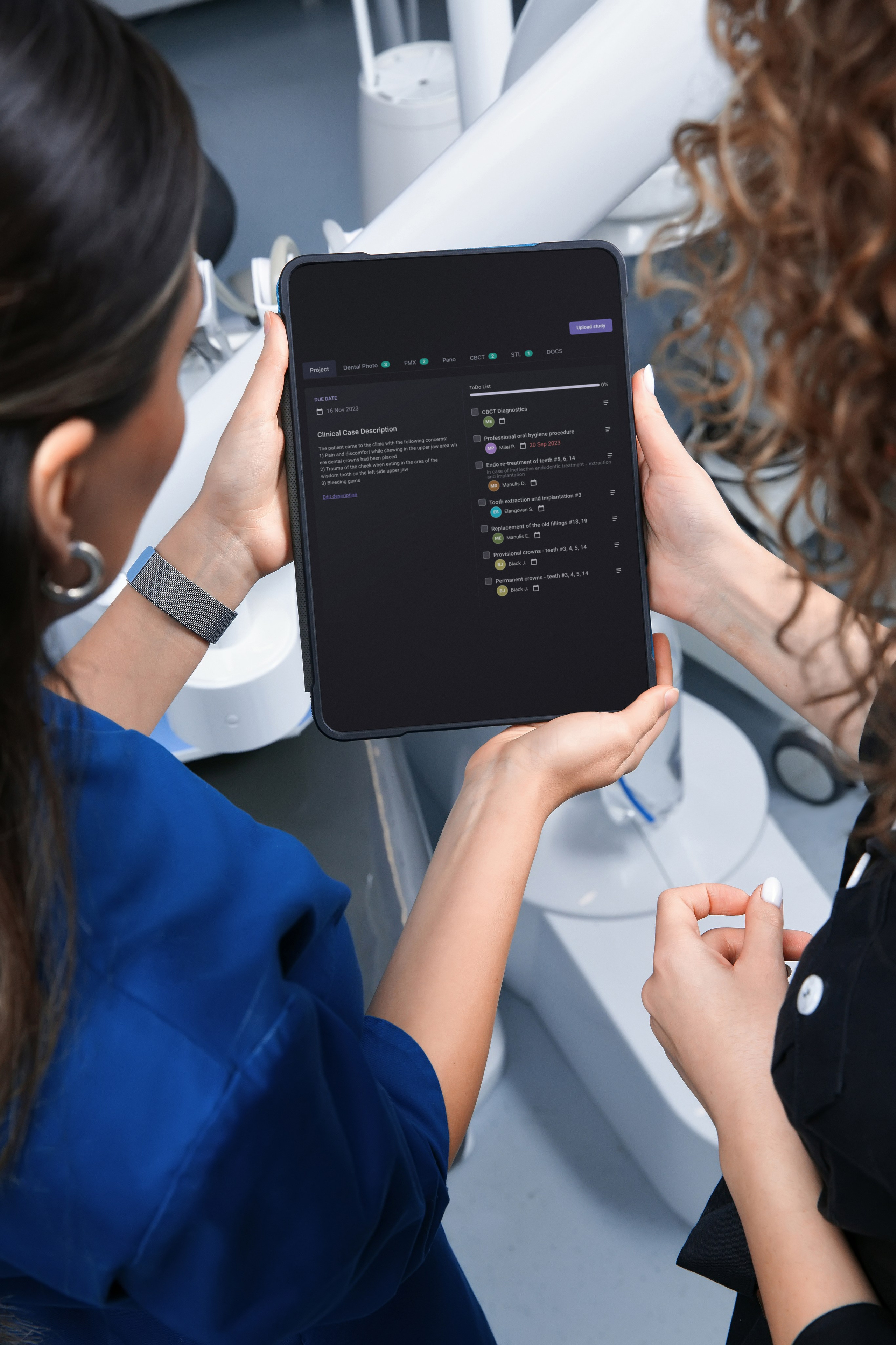 Консилиум врачей стоматологов с помощью искусственного интеллекта Diagnocat составляют план лечения, изучая панорамный снимок