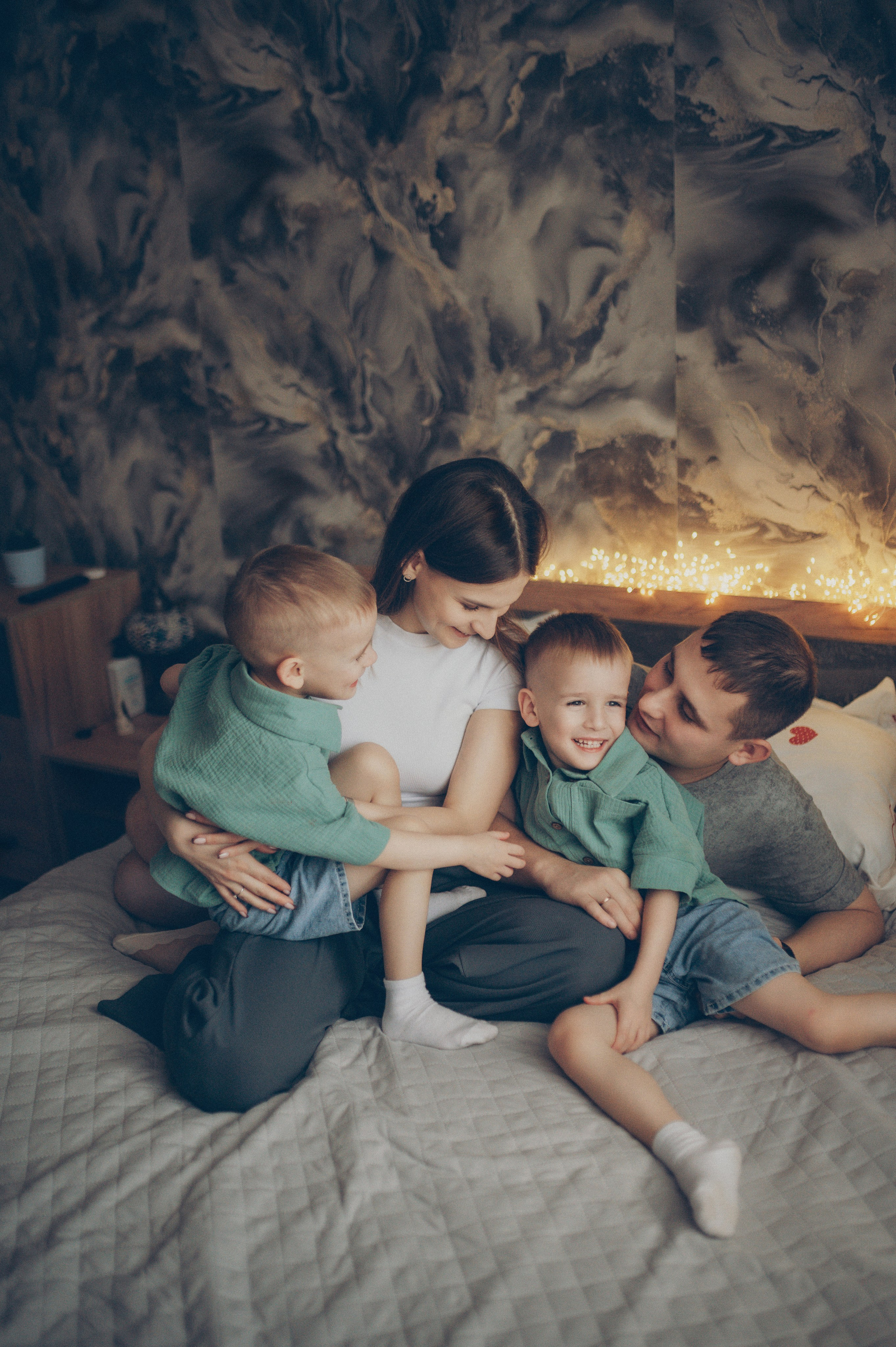 Миша и Тимофей (новогодняя домашняя). Фотограф, г. Лесной Свердловской области