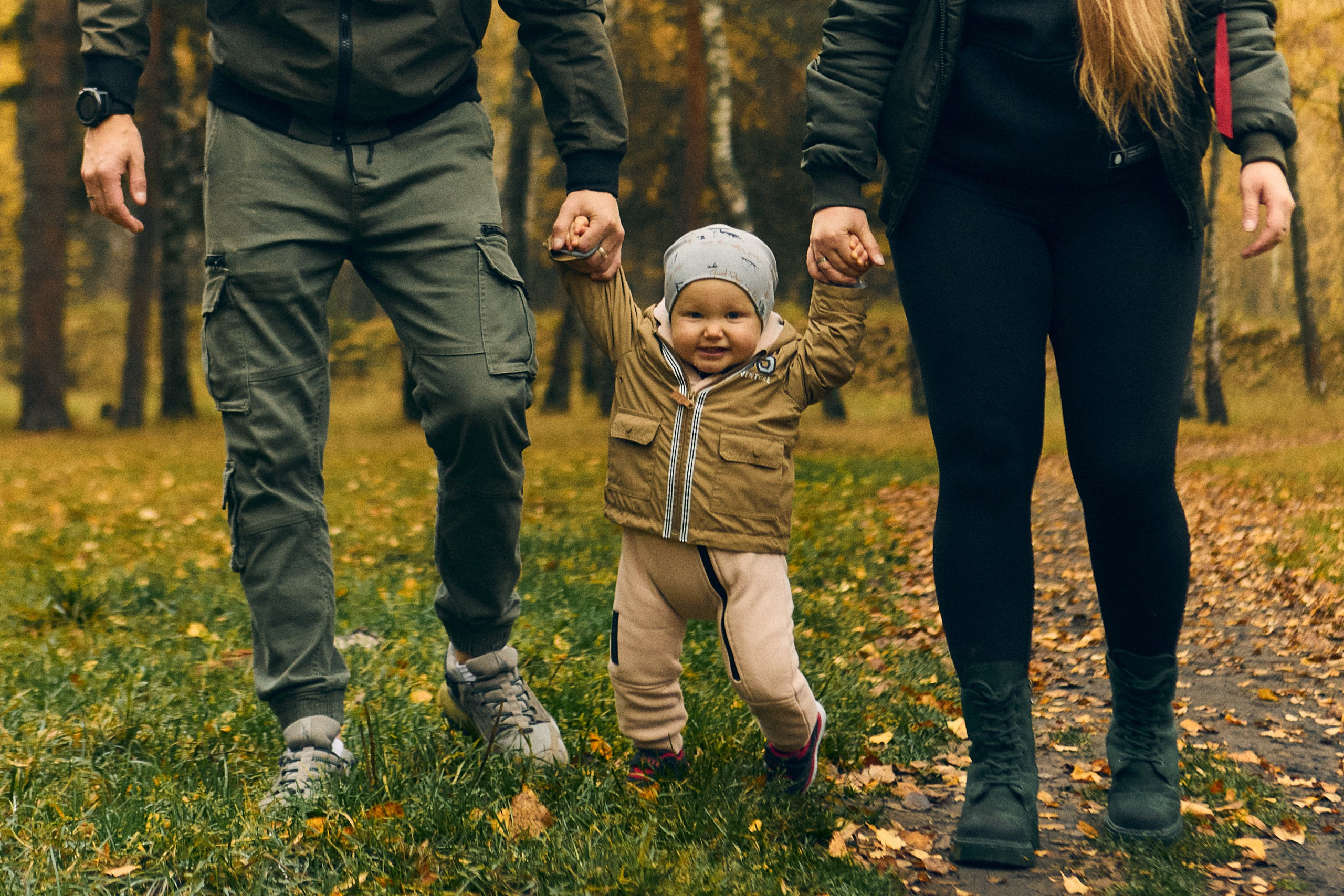 мама, папа и сын на прогулке осенью