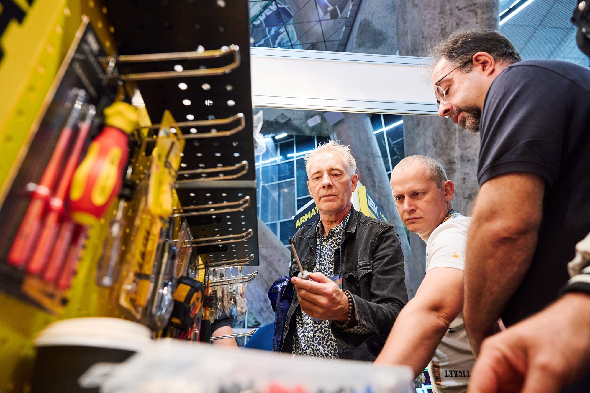 Фотограф на выставке IEK — репортажная съёмка корпоративного стенда в Москве. Репортажный фотограф в Москве — Дмитрий Тарасов | Съёмка мероприятий, концертов, корпоративов